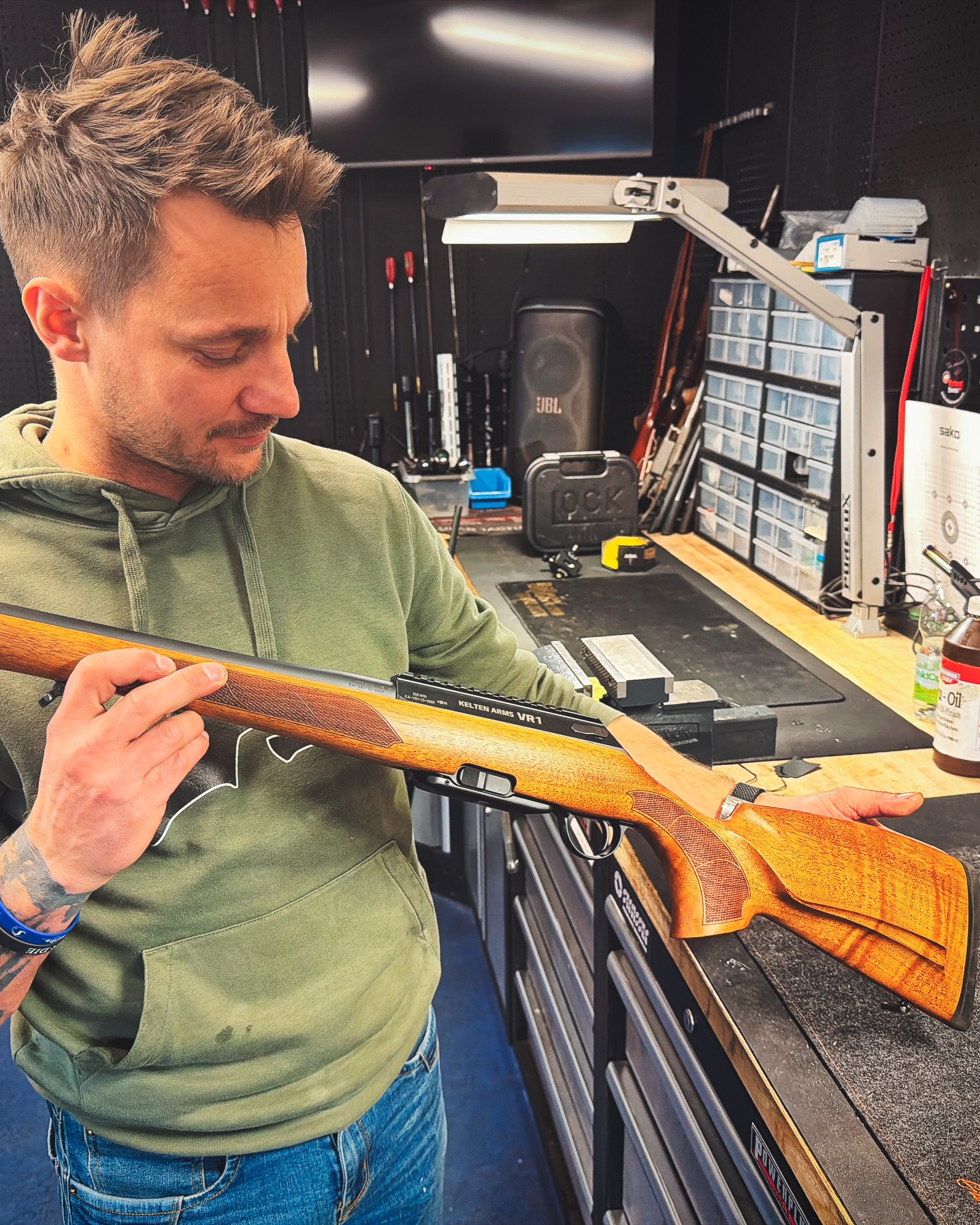🔥 Volksrepetierer mit Ansage 🔥
Der neue Kelten Arms VR1 bringt frischen Wind in die Jagd: klassischer Repetierer, sauberer Feinabzug und ein Preis-Leistungs-Verhältnis, das besonders für Jungjäger und praxisorientierte Weidmänner spannend ist.
👉 Eingeschossen mit dem Bondstrike-Geschoss von Norma zeigt der VR1 ein Schussbild, das sich mehr als sehen lassen kann.
📖 Die ganze Story jetzt auf www.schussundstille.com
#schussundstille #jagd #keltenarms #vr1 #volksrepetierer
