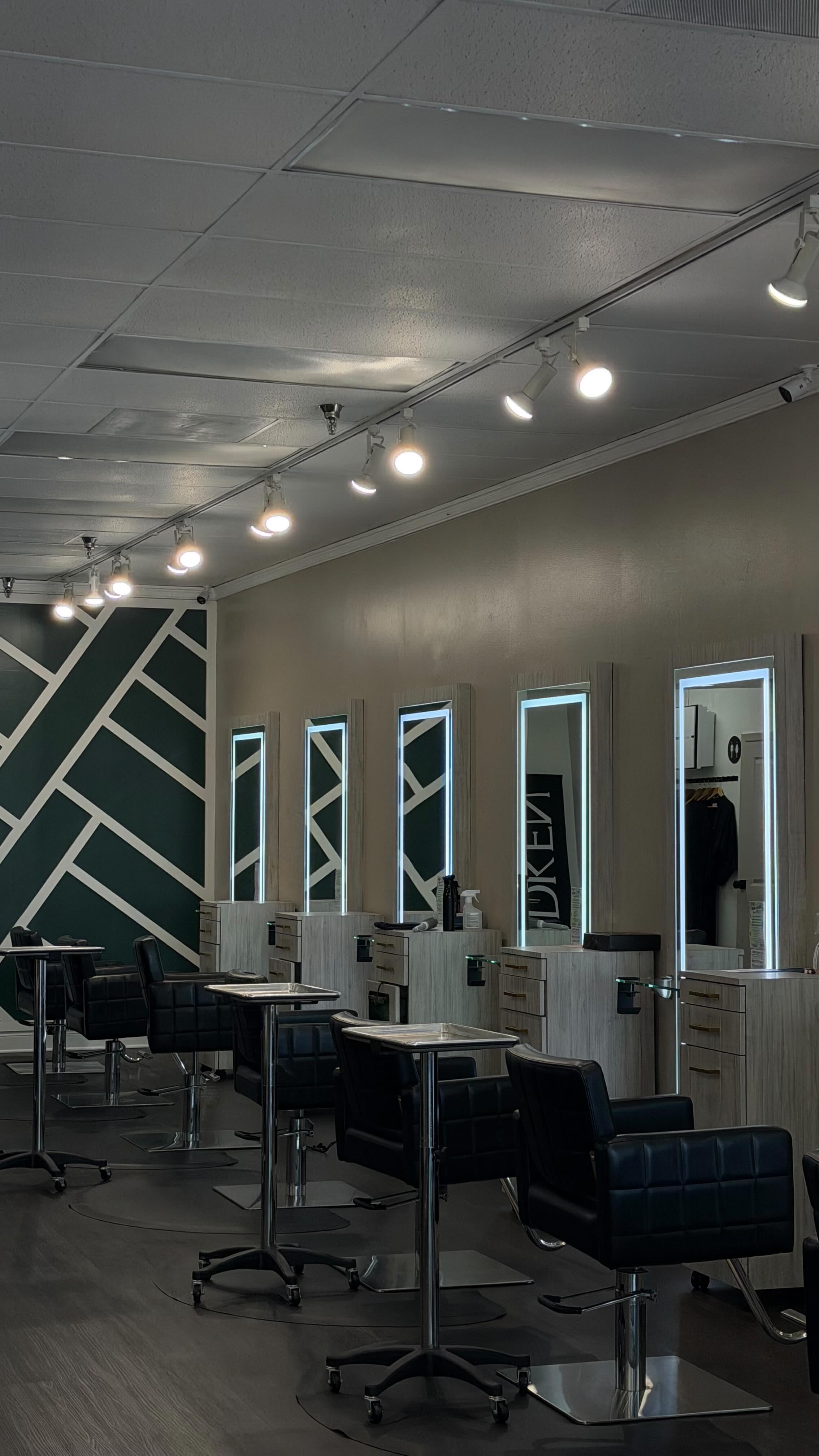 The kind of art that makes people feel beautiful. 🎨
.
Reserve your luxury hair experience today ✨
Call 727-576-2111 or book online at dbkhairstudio.com — your dream hair is waiting.