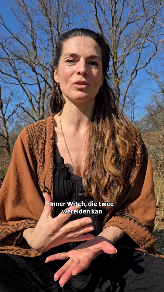:》》De Inner Witch leeft in veel vrouwen en ze wacht erop om ontwaakt te worden.
Dit is de Inner Witch in mij:
◇ Ze is de medicijnvrouw, de vrouw die in contact staat met de spirits van planten 🍄 en hiermee werkt in ceremonie.
◇ Ze is de Heler, Ziener en de Voeler. In staat om te 'zien' en te 'voelen wat er in anderen beweegt of mag bewegen.
◇ Ze vertrouwt op de intuïtie en wijsheid van haar lichaam en baarmoeder.
◇ Ze vormt een brug tussen werelden en dimensies. Brengt het spirituele en multidimensionale terug in het Aardse.
◇ Ze staat diep in contact met moeder natuur en de elementen en eert de natuurlijke cycli in zichzelf.
◇ Ze verbindt met de Divine moeder en haar gidsen en voorouders voor raad en richting.
◇ Ze weet dat haar keuzes en handelen bijdraagt aan iets groters.
◇ Ze is onderdeel van de verandering die nodig is, op een manier die voor authentiek is.
Ik heb haar gaandeweg de afgelopen tien jaar langzaam weer mogen ontmoeten. Dankzij mijn eigen innerlijk werk en interesse in spirituele ontwikkeling.
Lange tijd heeft ze angst gevoel om zich te laten zien.
Om haar plek in te nemen
Om haar waarheid te spreken.
Voelde ze zich onveilig.
In relaties en in de wereld.
Maar nu, is ze er zo ontzettend aan toe om in haar kracht te staan. De maskers af te doen.
Zich niet langer aan te passen.
Herken je jezelf in iets wat ik schrijf?
Misschien wil jouw Inner Witch ook haar plek innemen.
Dat kan. Ik wil je graag uitnodigen voor het INNER WITCH RETREAT van 6-10 mei.
Een unieke 5-daagse Rite - een ervaring die je helpt thuiskomen. In jezelf en in je vrouwelijke kracht.
Comment 'retreat' voor meer info 🔥
Je bent welkom om aan te sluiten bij de cirkel.
Yolentha
Vrouw van de Aarde