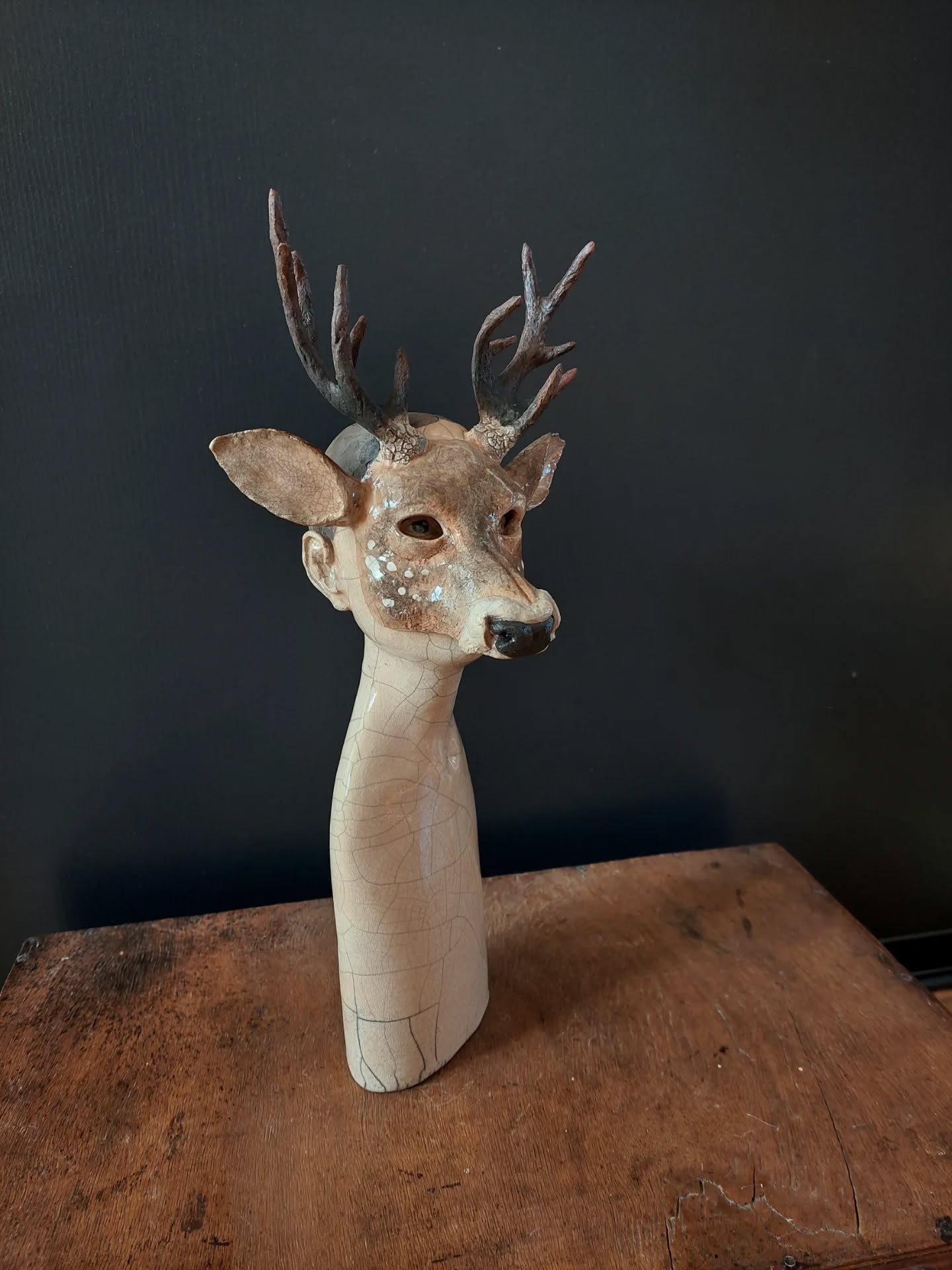 Buste masqué cerf, hauteur 25 cm environ. Cuisson raku.
#clayart #sculptureceramique #artnantes #artclay #cerf