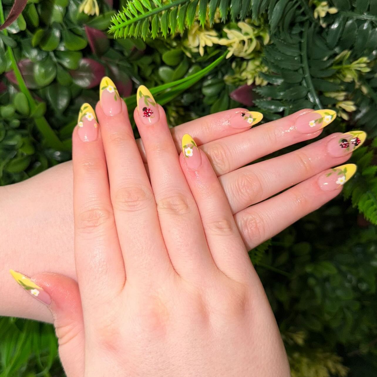 Spring vibes, but make it chic 🌼💛
Fresh set of express acrylic French tips by senior beautician Jemma featuring soft nude bases with vibrant yellow French tips for that perfect seasonal pop. Each nail is finished with delicate hand-painted details—from dainty white florals to tiny ladybugs and leafy accents—bringing a playful, garden-inspired feel to the set.
Subtle, sunny, and full of personality… the perfect spring refresh ✨🌿
