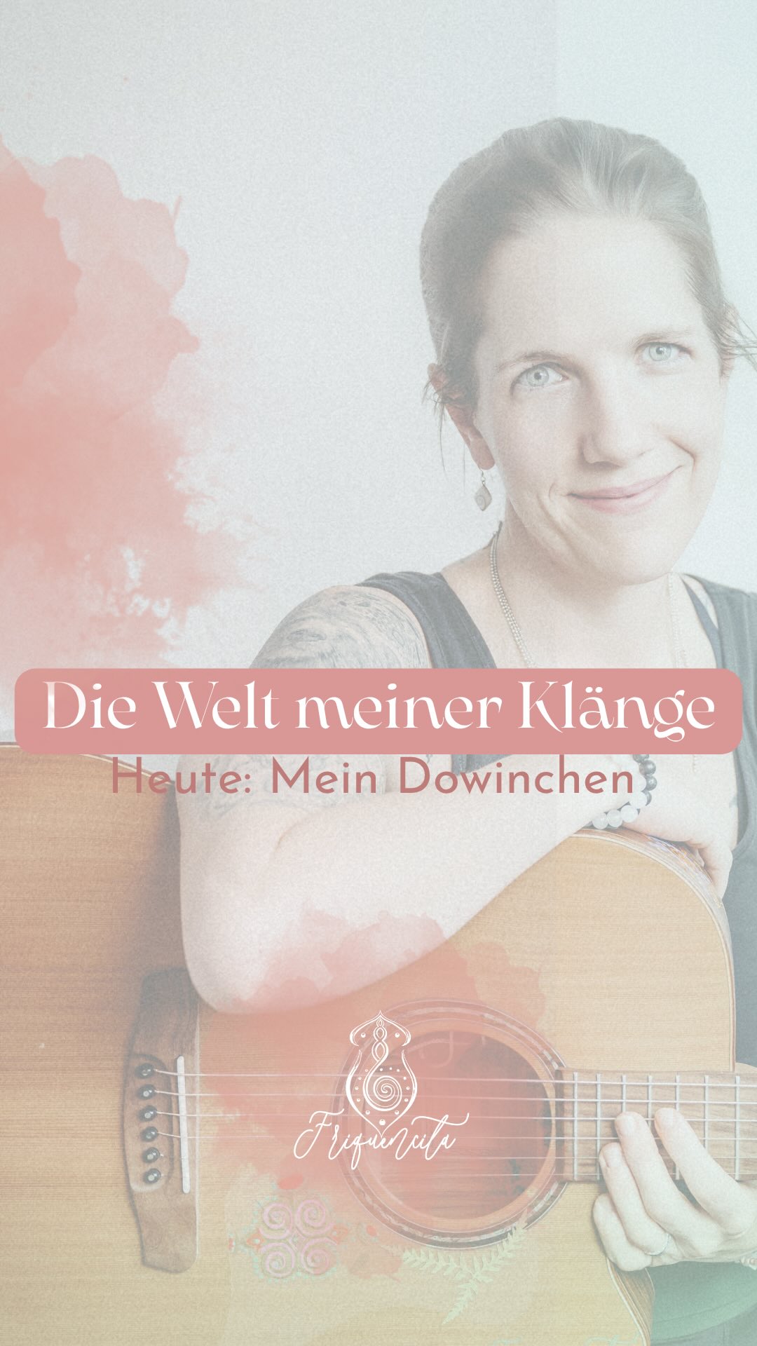 Die Welt meiner Klänge, heute: meine Gitarre
Es gibt Instrumente, die sofort Nähe entstehen lassen. Die Gitarre gehört für mich genau dazu.
Ihr Klang ist warm, lebendig und sehr menschlich. Vielleicht, weil sie so nah am Körper gespielt wird. Die Schwingung der Saiten überträgt sich direkt über die Hände, über den Brustraum, über den ganzen Körper. Wenn ich Gitarre spiele und singe, entsteht immer auch ein Gespräch zwischen mir und meiner Gitarre.
Meine Dowina begleitet mich vor allem beim Singen. Sie gibt mir einen Rhythmus, einen Boden, auf dem meine Stimme sich frei bewegen kann. Viele meiner Lieder beginnen genau so. Ein paar Akkorde, ein Atemzug, und dann entsteht aus dem Moment heraus ein Lied.
Das Gitarrespielen selbst ist in meinem Leben noch einmal ganz neu gewachsen, als Andre in mein Leben kam. Ich hatte vorher schon ein bisschen geklimpert, doch durch ihn habe ich angefangen, wirklich mit der Gitarre zu arbeiten. Rhythmen zu verstehen, meine Stimme gleichzeitig zu tragen, den Fluss zwischen Spielen und Singen zu finden. Mit der Zeit ist daraus etwas ganz Natürliches geworden.
Die Gitarre hat eine besondere Kraft. Sie lädt Menschen ein, sich dazuzusetzen. Wenn jemand beginnt zu spielen und zu singen, entsteht oft ganz von selbst ein Kreis. Menschen hören zu, summen mit, stimmen irgendwann ein. Musik verbindet uns auf eine sehr einfache und unmittelbare Weise.
In meinen Räumen nutze ich die Gitarre genau dafür. Sie öffnet Herzen, schafft Gemeinschaft und bringt eine Wärme in den Raum, die sich schwer erklären lässt. Man muss sie einfach hören. Meine Dowina ist schon ne ganz spezielle 😉
Vielleicht spürst du beim Zuhören genau das.
#klangreise #heilklang #stimmeundklang #frequenzarbeit #friquencita