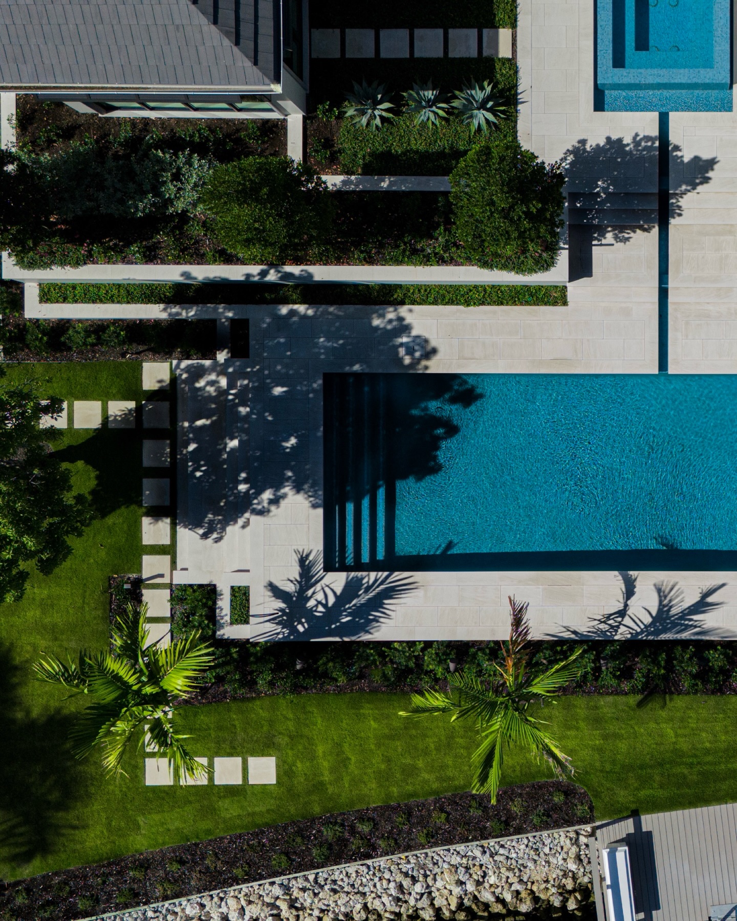 Aerial symmetry meets waterfront serenity in this custom luxury pool design in Port Royal, Naples. A sleek geometric swimming pool anchors the outdoor living space, framed by expansive natural stone decking, modern sun shelf entry, and curated lounge areas designed for effortless entertaining. Clean architectural lines, coastal planting, and a private dockside lawn create a seamless transition from modern estate to waterfront lifestyle. This Port Royal backyard captures what Naples luxury outdoor living is all about, resort-style design, clean geometry, and unobstructed water views.
Home Architect ✍️ @kukkarchitecture
Builder 🔨 @bcbhomes
#PortRoyalNaples #NaplesFLLuxuryHomes #LuxuryPoolDesign #WaterfrontLiving #OutdoorLivingDesign