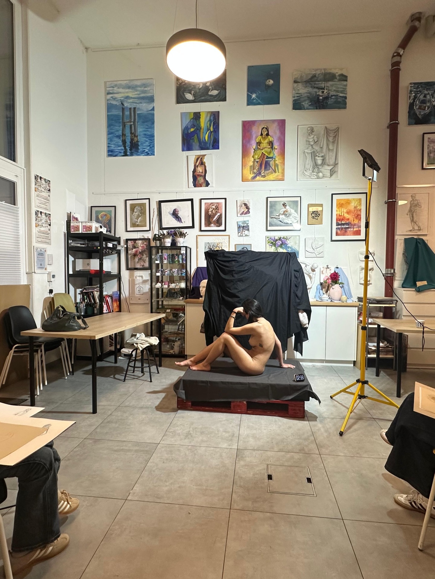 🎨 Chers amateurs d’art,
Nous sommes ravis de vous rappeler que nos séances de dessin de modèle vivant ont lieu chaque vendredi soir, de 18h45 à 20h45 à Lausanne ✨
Animées par notre professeur expérimenté, Efrain Becerra Castaneda @efrainbecerracastaneda , artiste figuratif.
🖌️ Au programme :
• Un modèle vivant différent à chaque session (femme ou homme)
• Nu ou légèrement habillé
• Poses de 15 min / 30 min / 1 heure
• Utilisation libre du matériel du studio
• Encadrement professionnel (ou travail en autonomie, selon votre préférence)
💡 Pourquoi pratiquer le dessin de modèle vivant ?
Le corps humain est une source d’apprentissage infinie. Observer ses mouvements, comprendre ses volumes et traduire ses émotions permet de développer des compétences artistiques essentielles. Contrairement aux sujets statiques, le corps en mouvement révèle toute la complexité et l’harmonie des formes, enrichissant ainsi votre regard et votre pratique.
👩🎨 Pour qui ?
• Dès 14 ans
• Tous niveaux bienvenus
• Débutants accompagnés avec plaisir
• Artistes confirmés libres de créer à leur rythme
📍 Rejoignez-nous et développez votre regard artistique dans une ambiance inspirante !
🔗 Réservez votre séance : www.artiloft.ch/cours
#dessin #modelevivant #artlausanne #coursdedessin #art atelierartistique dessindapresnature creativi