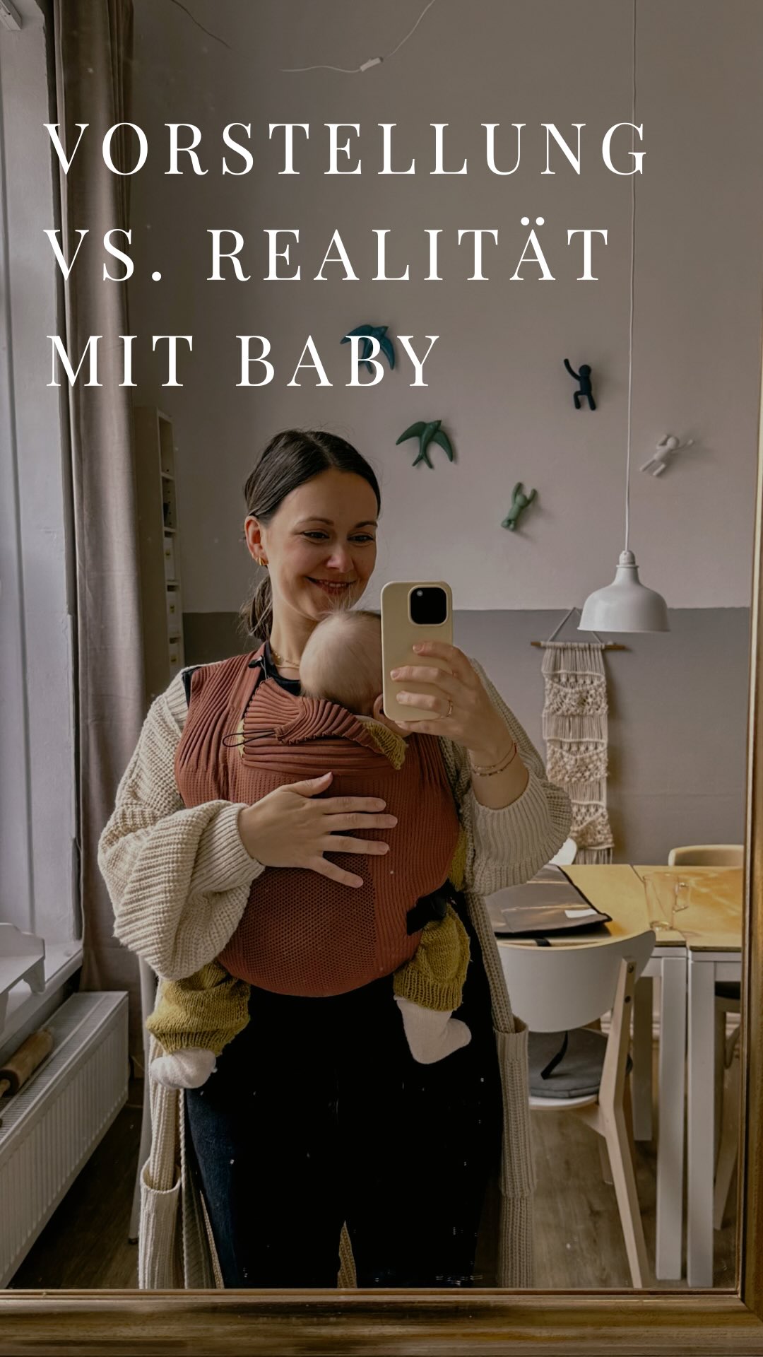 Bevor ich in die Babypause ging, habe ich selbstbewusst zu meiner Yogagruppe gesagt: „Im März kehre ich mit Kursen zurück!“ Und auch im Januar habe ich das noch so gesagt.
Doch das Leben spielt oft anders, besonders in dieser neuen Lebensphase. Unvorhergesehene Dinge tauchen auf: eine Großbaustelle zu Hause, hohe Arbeitslast, Care-Arbeit und am Ende des Tages ist oft keine Energie mehr bei beiden Elternteilen übrig.
Dazu kommt das Vergleichen, besonders auf Social Media: „Wie schafft sie das nur?“ „Andere bekommen es doch auch hin – wieso wir nicht?“ (Wie schlimm sind diese Gedanken?! 🤯)
Und dann ist da noch der alte Selbstdruck – mein Endgegner seit der Kindheit. Trotzdem spüre ich: Ich bin doch so viel mehr als „nur“ Mutter. Und ich sehne mich nach meinem alten Ich. 🫠
Und wir alle dürfen diese Ambivalenz fühlen: Sehnsucht nach dem Alten und Neugier & Wachstum in der neuen Rolle – Tag für Tag.
Am Ende habe ich meine Rückkehr mit einem festen Abendkurs verschoben und alle waren total verständnisvoll mit dieser Nachricht. ♥️
✨„Sthira sukham asanam“ (Yoga Sutra 2.46) – Stabilität und Leichtigkeit zugleich. Halt finden im Wandel und sanft mit sich selbst umgehen.
Stabilität und Leichtigkeit zu leben bedeutet, nicht alles perfekt machen zu müssen, den Druck loszulassen und dennoch Raum für Freude, Neugier und persönliches Wachstum zu schaffen. Zu akzeptieren, dass Realität und Vorstellung auch auseinandergehen dürfen.
Und tadaaa ganz ungeplant ist etwas Neues entstanden: Mein „Yoga mit Baby Kurs“, der vormittags stattfindet und ich mit meinem aktuellen Alltag vereinen kann. 😊
Vielleicht ist genau das die wichtigste Yoga-Praxis im Alltag: sich selbst mit derselben Sanftheit und Geduld begegnen, die wir anderen schenken. 🫂