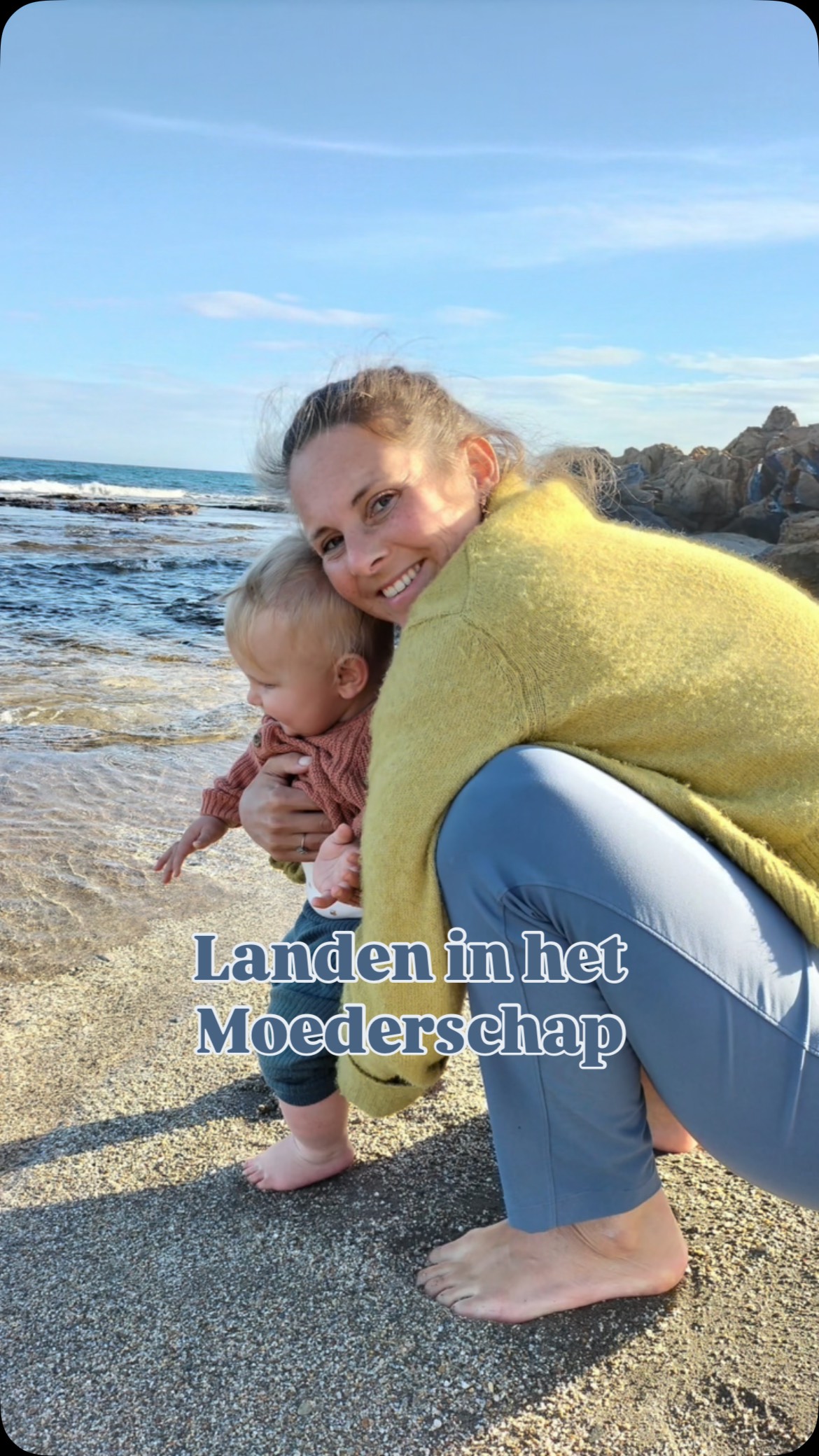 Vier maanden lang was de horizon van Spanje en Portugal mijn enige deadline. Geen agenda, alleen de cadans van de baby, de weg en het diepe herstel van mijn eigen lichaam.
Van medio oktober tot februari kozen we bewust voor vertraging. Het was een tijd van onschatbare waarde, maar ook van rauwe eerlijkheid. Want moeder zijn in een camper is niet alleen โvrijheid blijheidโ. Het was ook navigeren door gebroken nachten, doorkomende tandjes en meebewegen met elk sprongetje op slechts een paar m2. Juist daar, in de beperkte ruimte van de camper, leerde ik hoe essentieel het is om de ruimte รญn jezelf te bewaken.
Ik koos er voor om mijn praktijk tijdelijk stil te zetten. Niet alleen praten over ontspanning en transitie naar moederschap, maar het ook echt belichamen. Ik gunde mezelf de tijd om te herstellen van de bevalling en te landen in mijn nieuwe rol. Even geen โmoetenโ, maar simpelweg zijn met mijn gezin.
Nu de lente is begonnen, voel ik de energie weer stromen. De rust van de afgelopen maanden heeft de bodem gelegd waarop ik nu weer mag gaan bouwen.
Vanaf mei ben ik elke donderdag aanwezig in mijn nieuwe praktijkruimte in het Dufayhuis in Amsterdam Oud-Zuid. Ik neem de kalmte van de kust en de zachtheid van de zon mee in mijn behandelingen.
Of je nu komt voor:
๐คฐ ๐ก๐ธ๐ข๐ฏ๐จ๐ฆ๐ณ๐ด๐ค๐ฉ๐ข๐ฑ๐ด๐ฎ๐ข๐ด๐ด๐ข๐จ๐ฆ
๐๐ผ ๐๐ณ๐ข๐ฏ๐ช๐ฐ๐ด๐ข๐ค๐ณ๐ข๐ข๐ญ ๐ต๐ฉ๐ฆ๐ณ๐ข๐ฑ๐ช๐ฆ (diepe ontspanning voor je zenuwstelsel)
๐ค ๐๐ฐ๐ด๐ต๐ฑ๐ข๐ณ๐ต๐ถ๐ฎ ๐ฃ๐ฆ๐ฉ๐ข๐ฏ๐ฅ๐ฆ๐ญ๐ช๐ฏ๐จ & ๐๐ฆ๐ฏ๐จ๐ฌ๐ถ๐ฏ๐จ ๐๐ฆ๐ญ๐ญ๐บ ๐ฃ๐ช๐ฏ๐ฅ๐ช๐ฏ๐จ
๐ธ ๐๐ถ๐ช๐ฌ- & ๐ฃ๐ฆ๐ฌ๐ฌ๐ฆ๐ฏ๐ฎ๐ข๐ด๐ด๐ข๐จ๐ฆ (herstel je eigen centrum)
โจ ๐๐ฆ๐ณ๐ญ๐ช๐ฆ๐ด๐จ๐ฆ๐ฃ๐ฐ๐ฐ๐ณ๐ต๐ฆ ๐ฎ๐ข๐ด๐ด๐ข๐จ๐ฆ
๐ ๐๐ฎ๐ฃ๐ฐ๐ฅ๐ช๐ฆ๐ฅ ๐๐ณ๐ข๐ฏ๐ด๐ง๐ฐ๐ณ๐ฎ๐ข๐ต๐ช๐ฆ ๐๐ณ๐ข๐ซ๐ฆ๐ค๐ต (unieke mix van doula ervaring, cranio, massages, moxa en coaching)
Ik weet hoe het voelt om te zoeken naar balans. En ik weet inmiddels ook hoe waardevol het is als je jezelf de toestemming geeft om echt te rusten en landen.๐ฟ
Voel jij dat het tijd is voor zachte kracht en herstel? Je bent zo welkom. Link in bio voor de agenda.
Liefs, Elvira ๐
#moederschap #postpartumherstel #lichaamswerk #camperreis