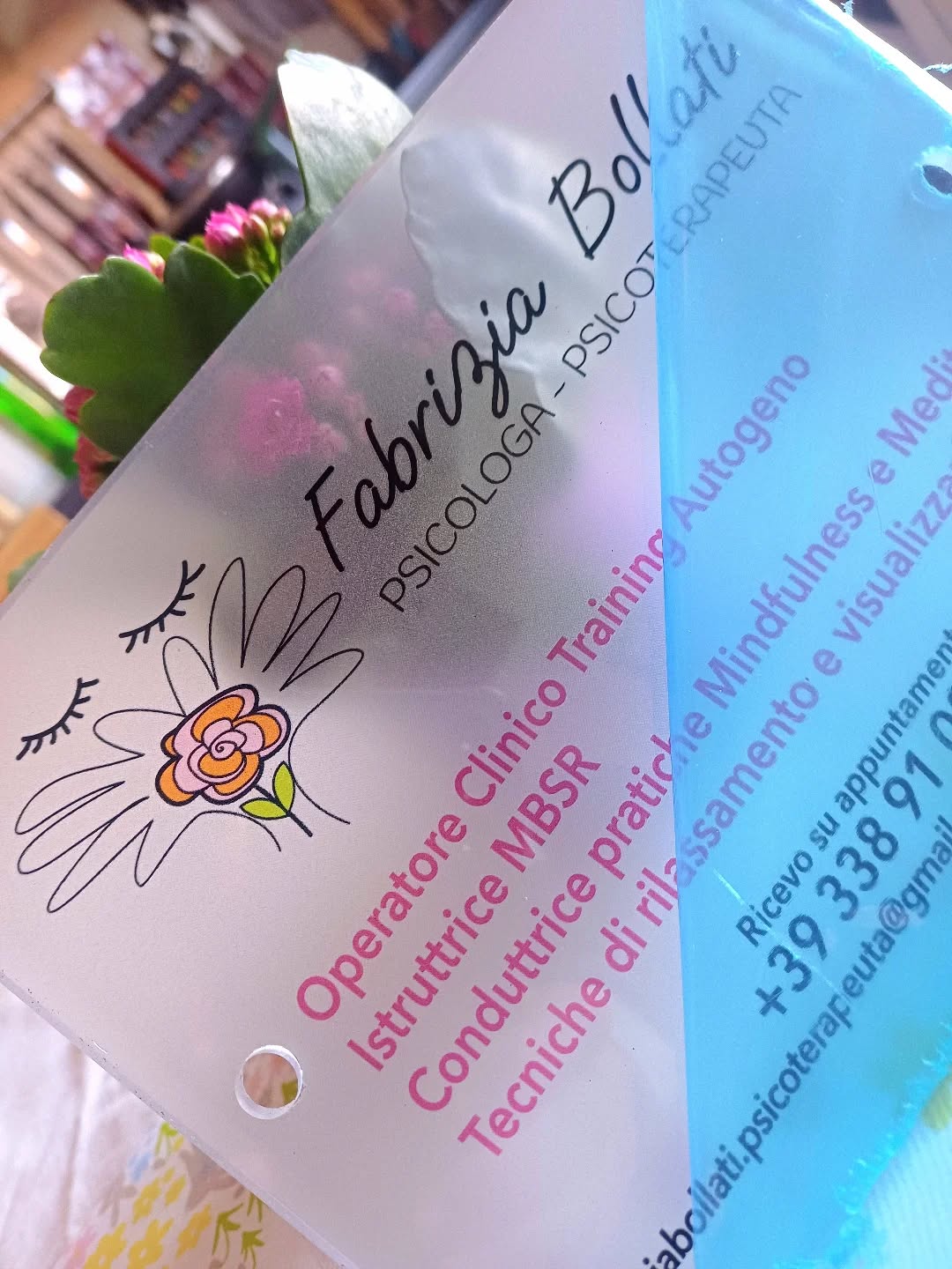 Ieri ho ritirato le nuove targhe per lo studio. ✨
Quelle che accolgono, che raccontano chi sono e il modo in cui mi prendo cura delle persone.
C’è un piccolo dettaglio…
Una delle qualifiche è declinata al maschile: "operatore clinico di training autogeno", mentre tutte le altre sono al femminile, come avevo richiesto.
Un errore? Sì.
Ma anche, forse, un promemoria prezioso.
Mi ha ricorda quanto sia importante integrare le nostre parti:
il femminile e il maschile,
la cura e la struttura,
l’intuizione e la direzione.
Sole e luna, dentro di noi. 🌙☀️
Così accolgo questo piccolo “imprevisto”, come accade spesso anche nel mio lavoro:
non tutto deve essere perfetto per essere significativo.
Anzi, a volte è proprio nelle imperfezioni che troviamo nuovi significati, nuove armonie.
E voi?
Vi è mai capitato di trovare un senso inatteso in qualcosa che inizialmente sembrava solo un errore?
#psicoterapia #mindfulness #benessere #equilibriointeriore #consapevolezza