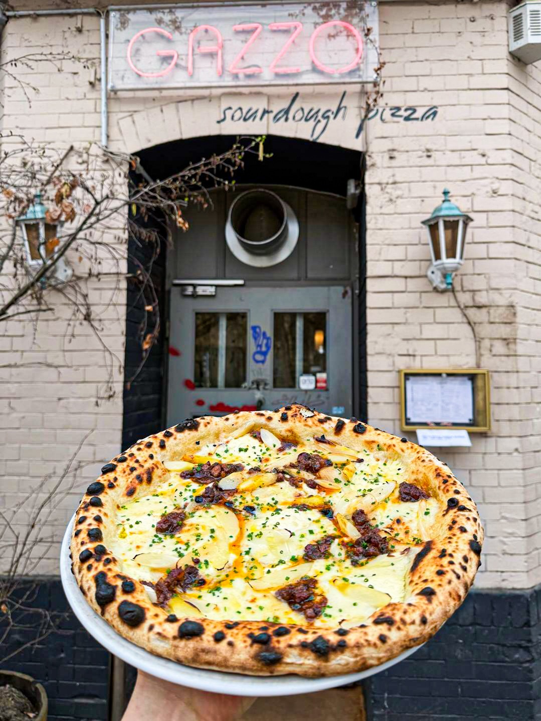 Spargelzeit is here 🌷☀️🌱
Our asparagus pizza this year has white Beelitz asparagus, bacon jam by @thesausagemanneversleeps , Jersey fresh cheese from @urstrom_kaese , mozzarella from Brandenburg and chives.
Lots of amazing ingredients from the area around us ✨