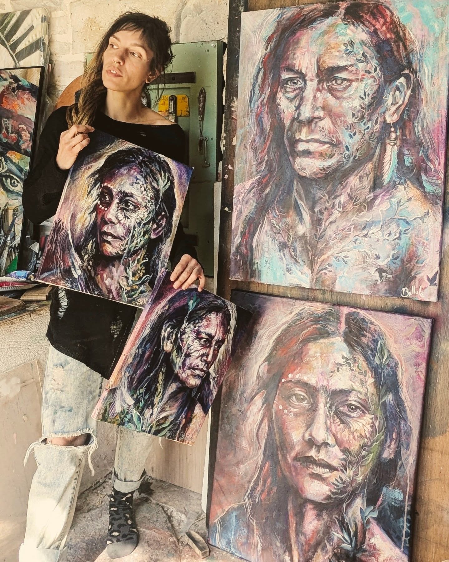 "L’art ne reproduit pas le visible, il rend visible." – Paul Klee
🌿 Dans mes portraits, je cherche à révéler ce qui vibre en nous. Je tisse un lien entre l’humain et la nature qui nous traverse. Ce n’est pas seulement un portrait, c’est une rencontre avec nos propres émotions.
Je cherche à offrir un espace introspectif où l’on retrouve, dans la matière, une résonance avec notre nature intérieure.
🌹 Si mon univers te parle, je t’invite à me suivre, à partager cette photo, ou à l’enregistrer pour plus tard.
@belluleart
#artcontemporainfrançais #expressivepainting #artetnature #portraitpeinture #femmeartiste