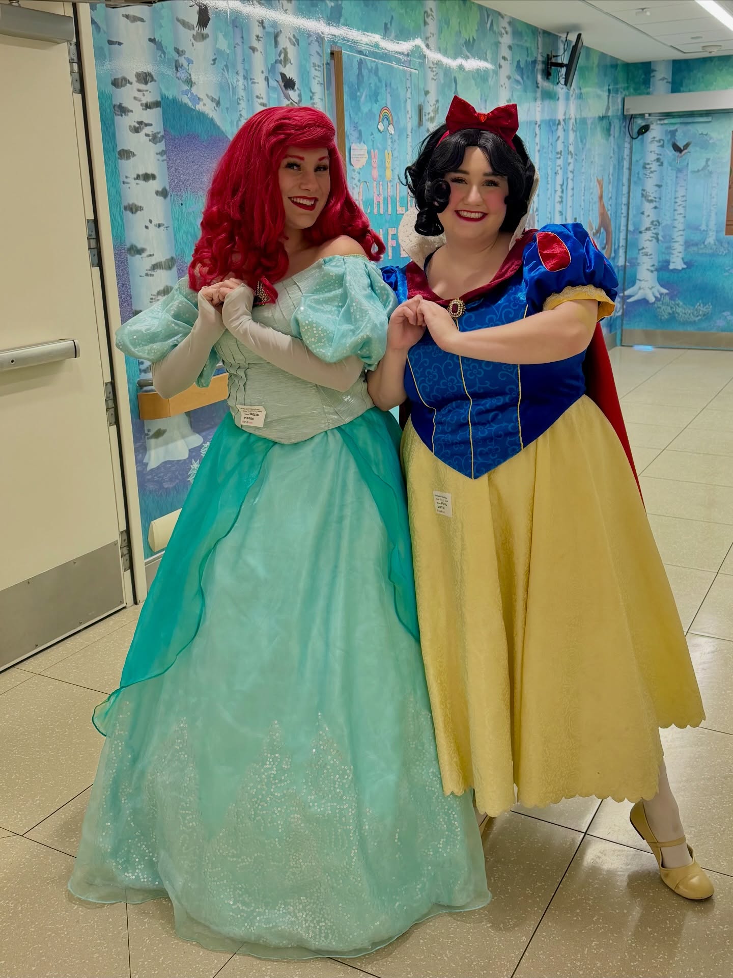 Once upon a time at @uvahealthchildrens Hospital…👑
LilyPads was at the hospital today visiting with families and providing them with food, essentials, and comfort items, when who should appear?
Ariel and Snow White from @amomentofmagicjmu!
We were super lucky to catch these two princesses in between their visits with children. Thank you ladies for letting us snap a picture and for spreading joy to children’s hospital families. You are the best!! ✨
#uvachildrenshospital #uva #lilypadshousing #cville #charlottesvilleva