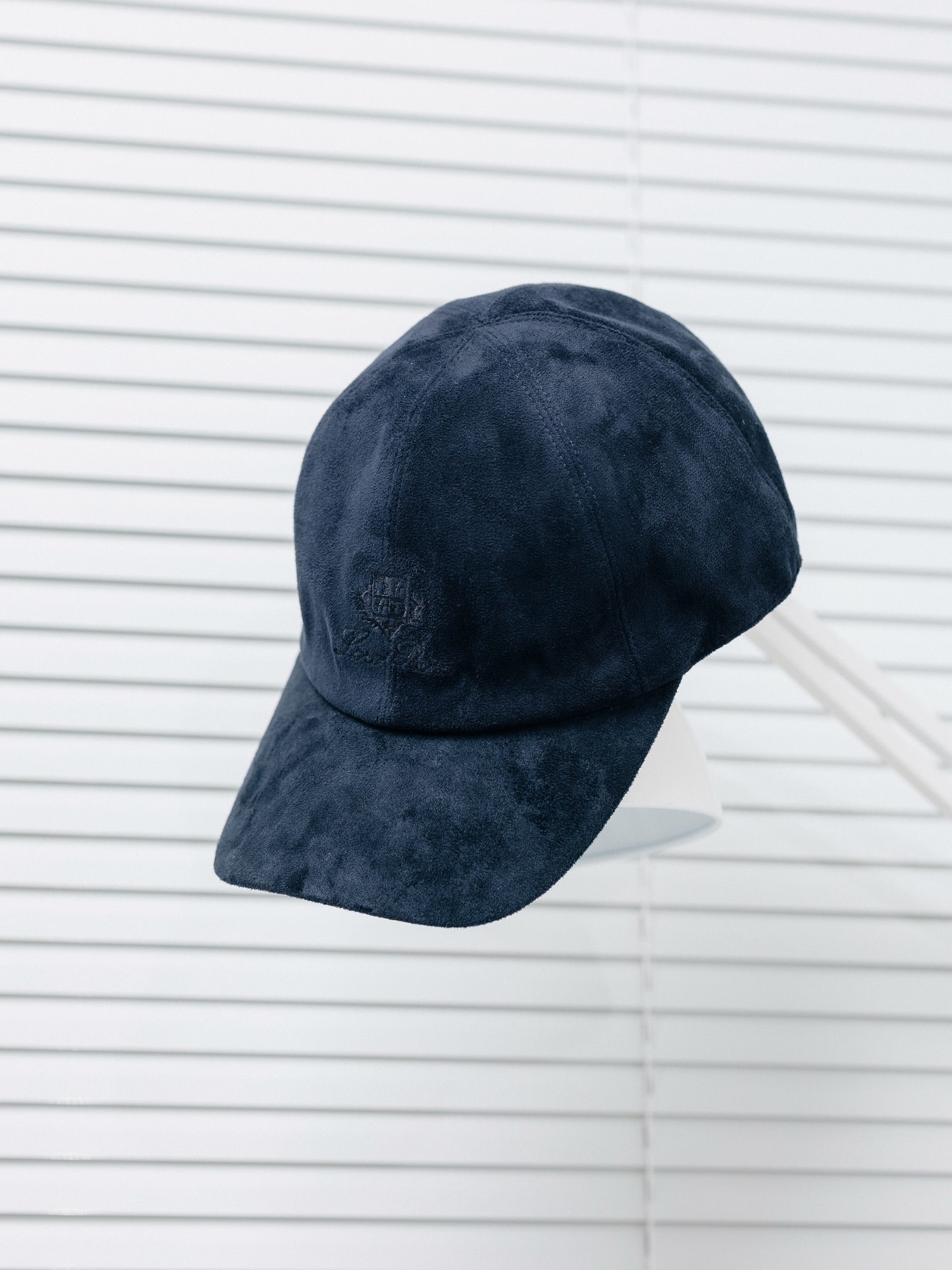 Правильний акцент у сильному образі.
_____________________
Кепка у велюрі виглядає нестандартно, глибоко й по-справжньому дорого. Темно-синій колір додає благородності, а м’яка текстура робить цю модель не базовою, а особливою — саме такою, що одразу виділяє смак власника.
https://www.zeon-shop.net
У пошуках чогось особливого? Надсилай фото – знайдемо для тебе бажану модель! 🕵️♀️