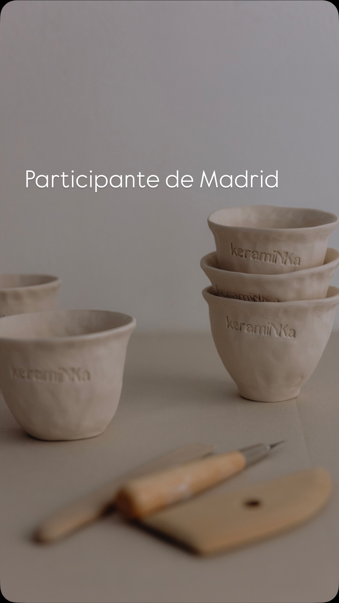 Madrid -> Nice
Pouvez-vous me croire ?
Elle est venue de Madrid.
C’était un cadeau de sa meilleure amie, qui vit entre la Suisse 🇨🇭 et Monaco 🇲🇨
Un cadeau simple en apparence… mais profondément précieux :
prendre du temps pour elle, découvrir la céramique, rencontrer d’autres femmes bienveillantes.
On parlait anglais, mais ça ne nous a pas empêchées de créer un lien sincère.
Parce que quand on est ouvert d’esprit, tout devient simple.
Et je me suis arrêtée un instant en réalisant ça…
Ma toute première retraite, remplie en quelques heures…
et une personne qui prend un billet d’avion, traverse un pays, pour venir vivre cette expérience.
Vous imaginez ?
Je me suis sentie à la fois touchée, honorée… et profondément reconnaissante.
Parce que ce que je crée dépasse l’atelier.🙏🏼