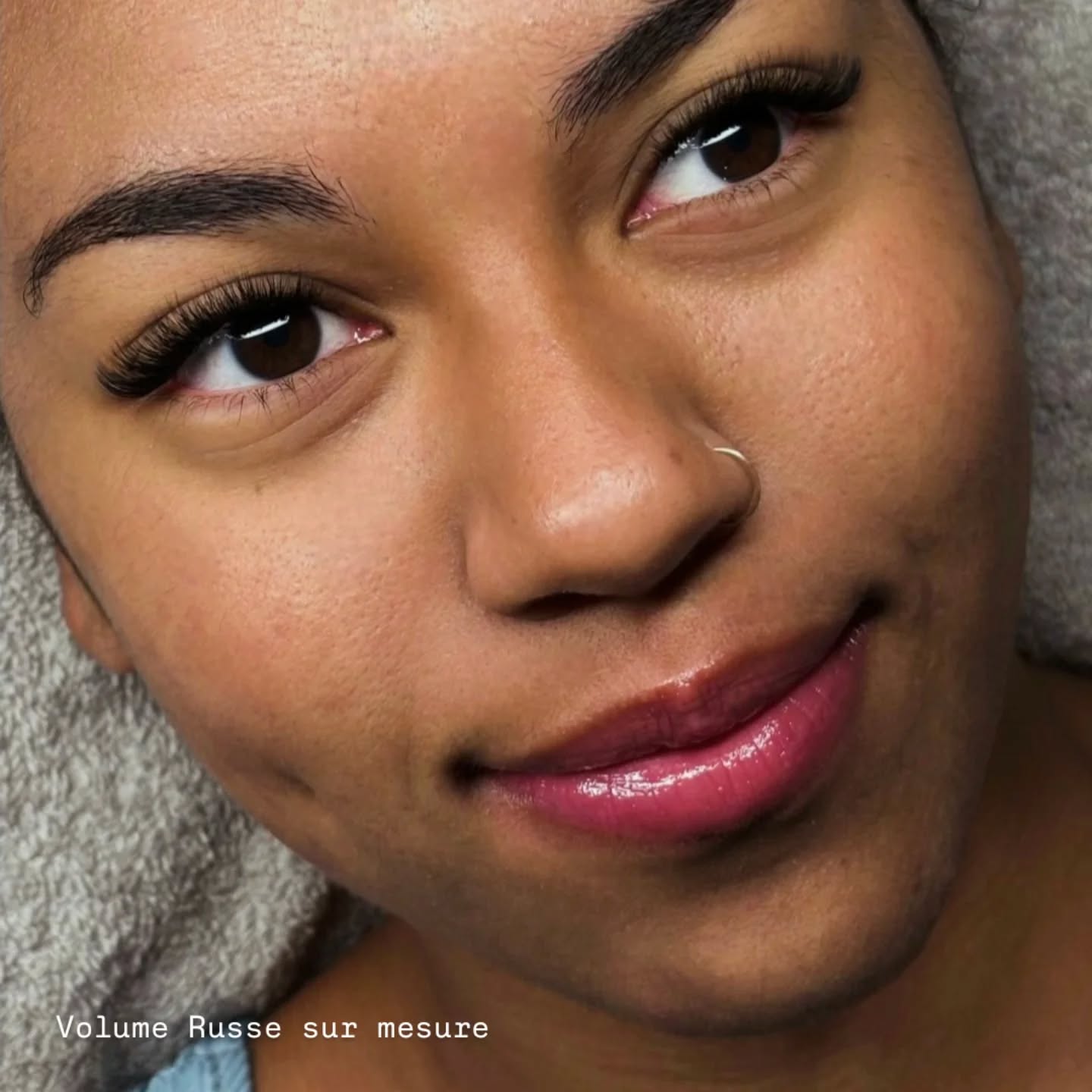 👉 La différence entre “beaucoup de cils” et un vrai volume russe maîtrisé.
Chaque pose est entièrement personnalisée : la courbure, la longueur et la densité sont adaptées en fonction de la forme des yeux, de la qualité des cils naturels et du résultat souhaité.
L’objectif n’est pas seulement d’apporter du volume, mais de créer un rendu harmonieux, équilibré et durable, sans surcharge.
Un regard plus profond, plus structuré, tout en conservant légèreté et confort au quotidien.✨️
Parce qu’un beau résultat commence toujours par une analyse précise et une technique maîtrisée.
Les prochains créneaux sont ouverts pour celles qui souhaitent un résultat sur mesure et un suivi de qualité. 📆
📍 Réservation via le lien en bio
📩 Message privé pour toute question
Selon toi, ce volume russe reste-t-il naturel ?
#extensionsdecils #volumerusse #lashartist #annecy #respectducilnaturel