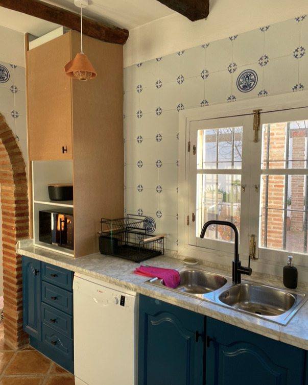 Kitchen Update & Integration
In this kitchen, the challenge was to integrate a large hot water boiler more seamlessly into the space. We proposed to hide it within a custom cabinet (as you can see, currently still a work in progress), and explored several color options to ensure the new element will blend perfectly with the existing kitchen. 🎨 You see the original kitchen with the newly added cabinet, alongside our color proposals for this element.
#interiordesigns #kitchendesıgn #colorconsulting #homestyling #interiorinspiration #beforeandafter #cuentacuentosshop