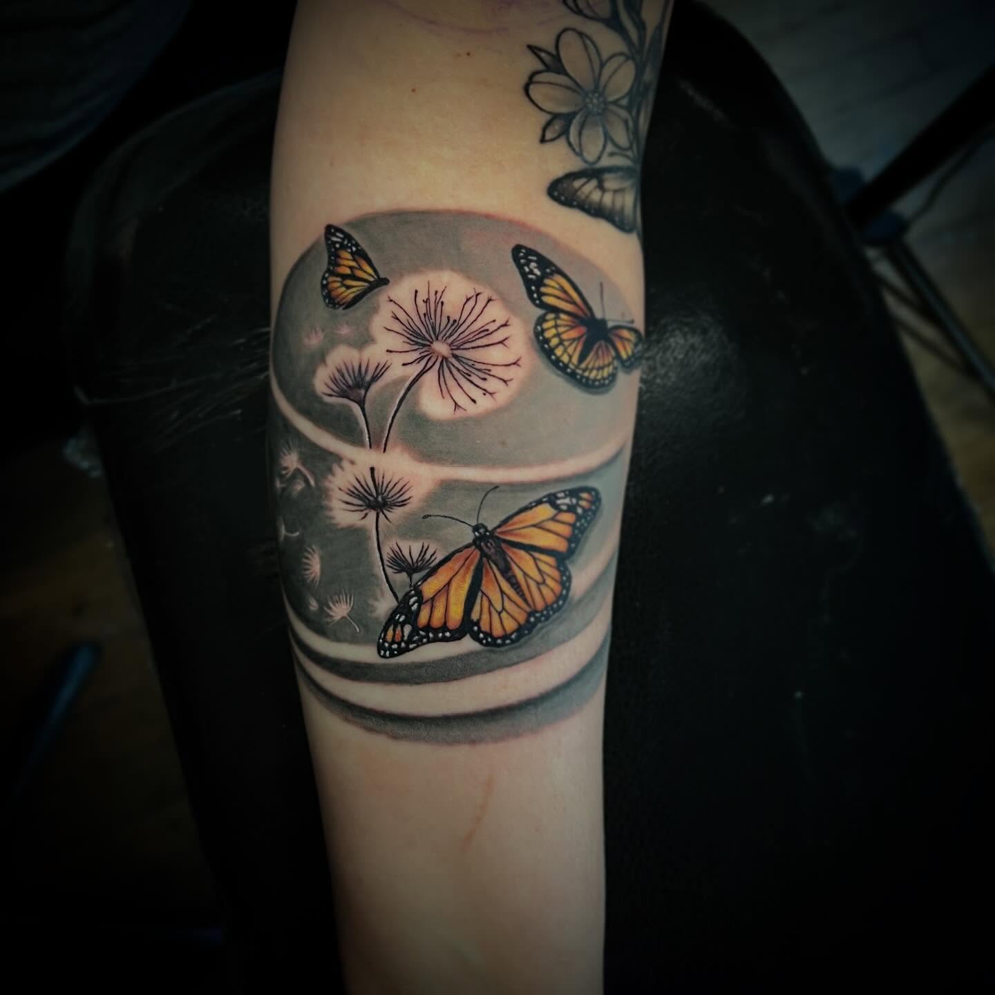 Beautiful butterflies by Blaze, stop In and speak with him about your next piece!
#cantontattoos #butterflytattoos #ohiotattooers #inkeeperstattoo #theinkeeperstattooparlor
@drblazo138 @theinkeeperstattooparlor
Artist: @drblazo138