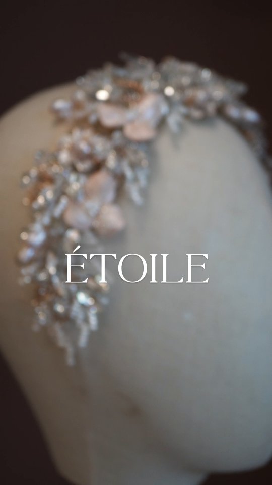Nuestra nueva colección de piezas únicas ya está disponible ✨️
Encuentra los diseños en nuestra tienda en linea, o visita nuestro showroom 🤍
#bridetobe #handmade #tocadosnovia #weddinghairstyle #weddinghairpiece