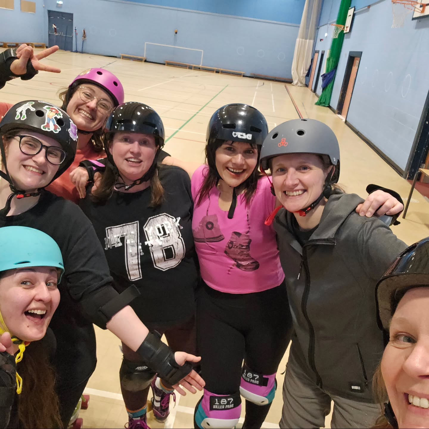 Tonight's session was an old one and it was super skatey!
Lots of fast laps, lots of speed control and more than the average amount of accidental falls!
So much fun!
I love Thursdays!
Join us sometime why don't ya? Www.skatefitness.co.uk to book your slot
#skatefitness #fitnesscanbefun #teambeetroot #rollerskating #IfYoureNotFallingOverYoureNotTryingHardEnough
