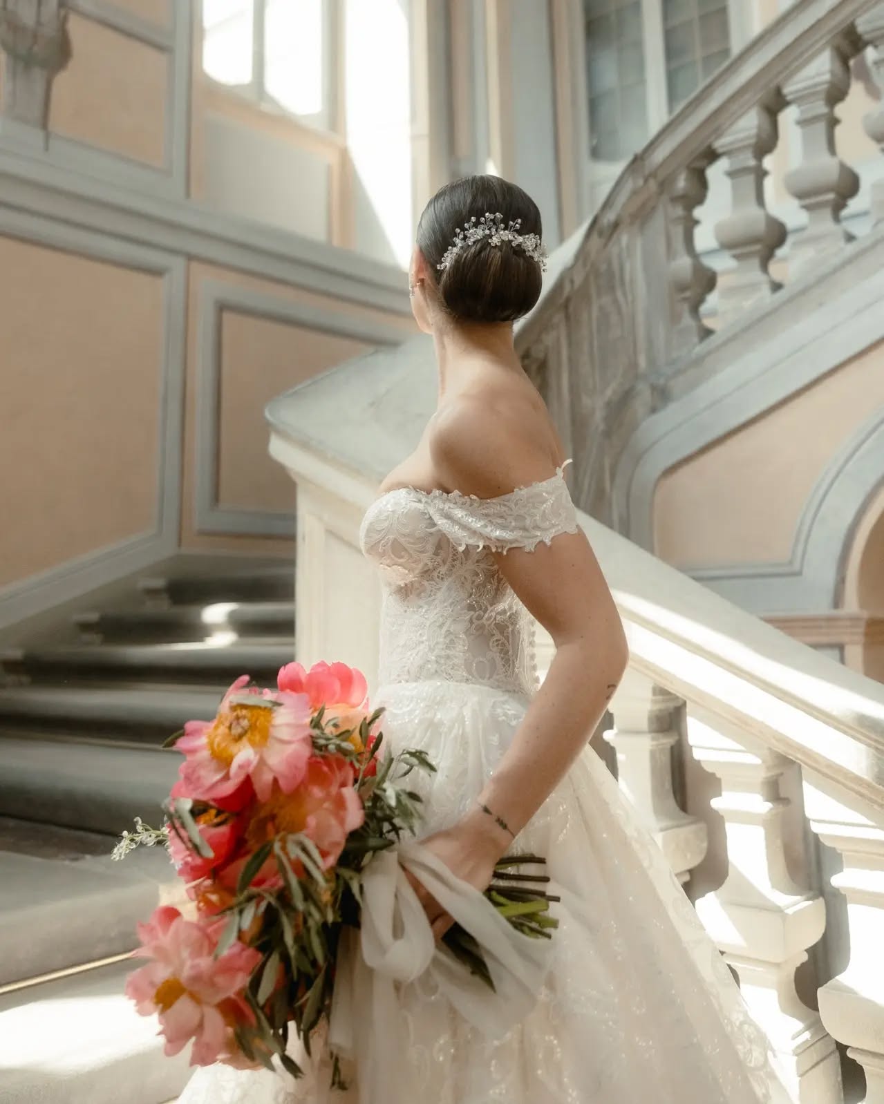 An elegant and romantic wedding at Villa Borromeo.
Una piccola preview dal magico matrimonio di Loris&Maria. 🎻
.
.
.
Planning and design: @marilenazambelli_wedding
Ph: @michaelcosenzafilmphotography
Content Creator: @elena_martelli
Venue: @villaborromeo
Flowers: @robertoweddingflorist
Lighting: @namida_elegantevents
Caterer: @newteambanqueting
Stationery: @lauramazzettitheweddingletters
Video: @michaelcosenzafilmphotography
Furniture: @i_ferrario_style_decor
Entertainment: @krystalkuartet
Bride: @mariacondomitti
Groom: @lorisnegri93
Bridal Dress: @pronovias