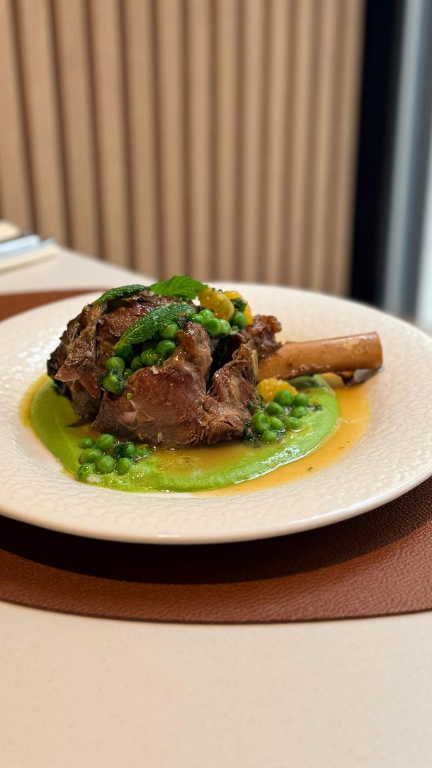 🇮🇹 Primavera v Bistru Central🌱.
Právě včas na Velikonoce jsme pro vás připravili nová jarní jídla.
🍅 Caprese, rukolový olej, crostini a rajčata od Verony, která chutnají sladce. Protože v Itálii jaro začíná o něco dřív.
🐰 Rigatoni s králičím ragú doplněné lehkou stracciatellou. Jídlo inspirované toskánským regionem.
🍖 Jehněčí koleno tak jemné, že se rozpadá pod vidličkou. K tomu zemitý jus, svěží máta, pomeranč a hrášek.
A speciální jarní podpultovka, kterou podáváme během Velikonoc do vyprodání zásob👇
🥕 Králičí roláda s glazovanou mrkví, hráškem a grenaille. Kombinuje svěžest a jemnou sladkost - přesně tak, jak to na jaře máme rádi.
Tak přijďte ochutnat, jak chutná jaro po Italsku... 🌿
#italskebistro #bistrocentral