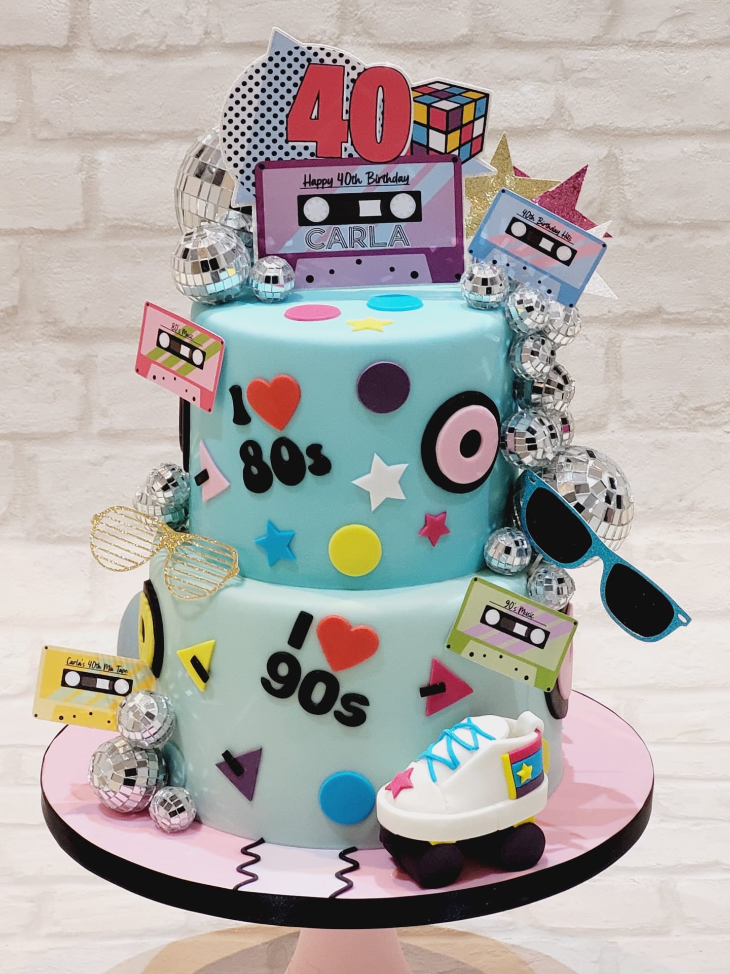 Throwing it back in style for a fab 40th! 🎉✨
This bold, retro beauty is packed with all the ultimate throwback vibes - from cassette tapes and disco balls to bright pops of colour and a nod to both the 80s and 90s. Finished with a personalised topper and fun edible details, it’s the perfect centrepiece to celebrate in true nostalgic style 💿🕺
Give us a heart if you are an 80s or 90’s baby ❤️
#90sbaby #throwbackvibes #birthdaycakeideas #cakedesign #celebrationcake