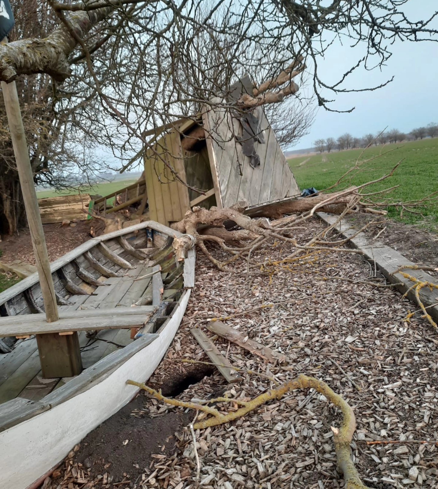 Ein Wintersturm hat unser schönes Baumhaus im Haus im Felde zu schaffen gemacht und auch das Spielboot in Mitleidenschaft gezogen. Darum haben wir letztes Wochenende viel gesägt, gebaut, geschleppt, um rechtzeitig für unsere kleinen Gäste wieder ein schönes Umfeld für ihre Abenteuer bereit zu stellen.
#hausimfelde
#Albertsdorf
#Fehmarn
#Ferienwohnungen
#ferienappartments
#urlaubammeer
#Ostsee
#sonneninselfehmarn
#Garten
#baumhaus
#Urlaubammeer
#urlaubmitkind
#urlaubmithund
#Radfahren
#Windsurfen
#kite
#wingfoil
#reiten