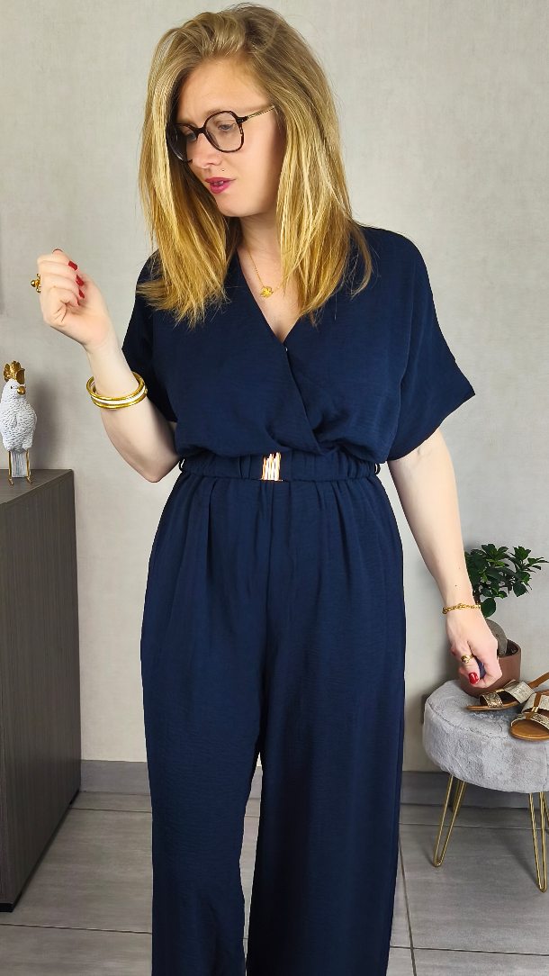 Et si c'était LA pièce qui allait te faire te sentir puissante cette semaine ?! 💙✨
Elle n'est pas encore sortie... Mais elle fait déjà tourner des têtes 😏
La combi pantalon PIERROT bleu marine, c'est clairement le genre de pièce qui change tout :
✔️ Élégante sans en faire trop
✔️ Confortable (oui, oui vraiment 😍)
✔️ Et surtout... Ultra valorisante du 36 au 50.
Tu sais, ce genre de tenue que tu enfiles et où tu te dis : "Ok ... Là je le sens bien. Là je me sens MOI !" 💫
Et ça... C'est exactement l'énergie de la nouvelle collection "BLOOM & POWER" 🌸⚡
Révéler ta féminité, assumer ta puissance, sans compromis.
🗓️ Lancement officiel : dimanche 5 avril à 18h
(Et crois moi... Tu ne voudras pas passer à côté 👀)
Alors dis moi...
Tu es plutôt team combi ou robe ?! 🤔🥰
.
.
#lookfemme #modemorphologie #modeinclusive #tenuedujour #teasingmode