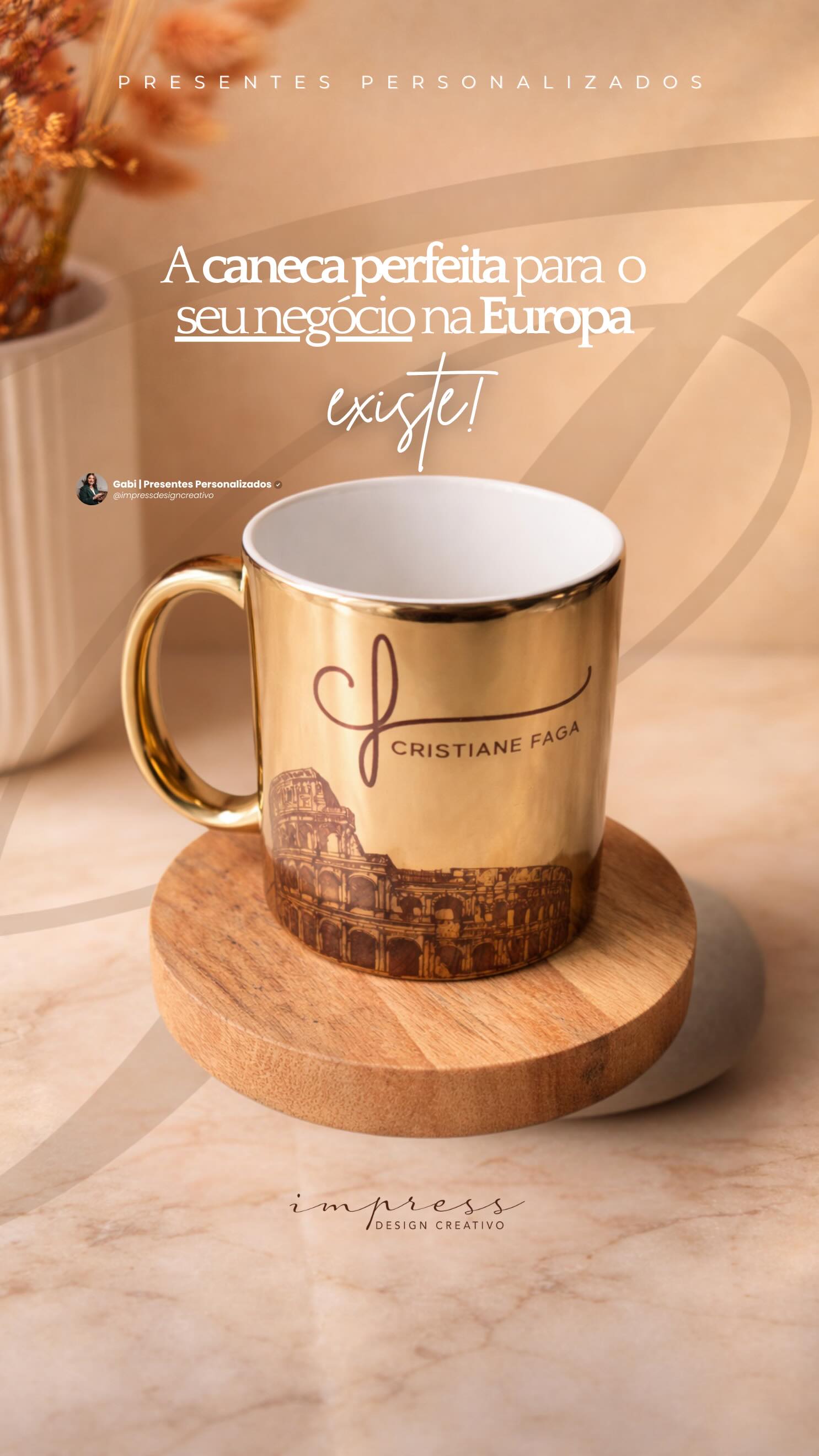 Ela precisava de uma caneca que aparecesse nos vídeos.
Mas, no fundo, precisava de algo que representasse o que ela construiu.
A Cris fala sobre cidadania italiana.
História, origem, pertencimento.
Não faria sentido usar algo genérico, sem identidade, sem conexão.
Quando ela chegou até a Impress, o pedido era claro:
algo que fosse bonito na câmera…
e verdadeiro para quem assiste.
O resultado está aí.
Dourado que chama atenção sem exagero.
O Coliseu trazendo significado.
O nome dela presente, com força e elegância.
Cada detalhe pensado para aparecer no vídeo e, ao mesmo tempo, contar quem ela é 🤎
Quando ela viu pronto, não precisou dizer muita coisa.
O sorriso entregou.
Porque quando o objeto combina com a história, tudo se encaixa.
Se você também grava, vende, ensina ou constrói algo online, sua imagem precisa acompanhar isso.
Uma peça certa muda a forma como você é percebida 🌿
Me conta sobre o seu negócio.
Eu crio algo que faça sentido até nos pequenos detalhes 📦