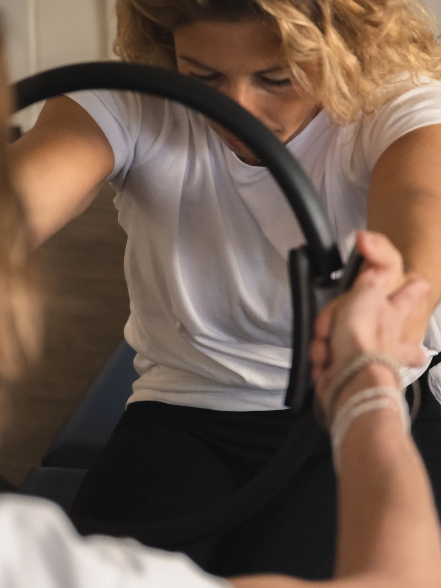 - un petit sneak peak du tout dernier shooting pour @bienvenuepilates avec Laurène en modèle pilates - très très forte 🙏🏻👏🏻
Pour Christelle, nous avons organisé ce shooting dans son nouvel espace pour présenter son approche : accompagner, guider, entre justesse et fluidité des mouvements du corps.
Christelle bénéficie d'un abonnement : plusieurs shootings étalés sur l'année, afin de construire un socle solide et cohérent de visuels pour sa communication réseaux et son site internet. On entre forcément dans une réflexion stratégique des images : la cible, les usages (...) pour un déploiement conscient, pertinent et pérenne.
🤸🏻♀️
La suite de la série sera à découvrir sur le portfolio prochainement - lien du site en bio 📷
📸 Photoreportage métier & direction artistique
→ Pour créer des images qui ont du sens et portent votre message.
***
Je m'appelle Alison et je suis photographe, vidéaste et directrice artistique 📷 🎬 💭 basée à Saint Malo, œuvrant partout où vos projets nous mènent.
Vous avez un projet personnel ou professionnel, vous avez besoin d'un fond photographique, d'un photoreportage, et de contenus pour souligner votre propos et marquer les esprits ?
Je vous accompagne dans votre image, en photographie et en mouvement aussi 🎬
💌 discutons de votre projet : contact@anbestudio.fr
• anbestudio.fr
***
ReportageMétier DirectionArtistique PhotographeCréatif ImageDeMarque SavoirFaire CommunicationAuthentique