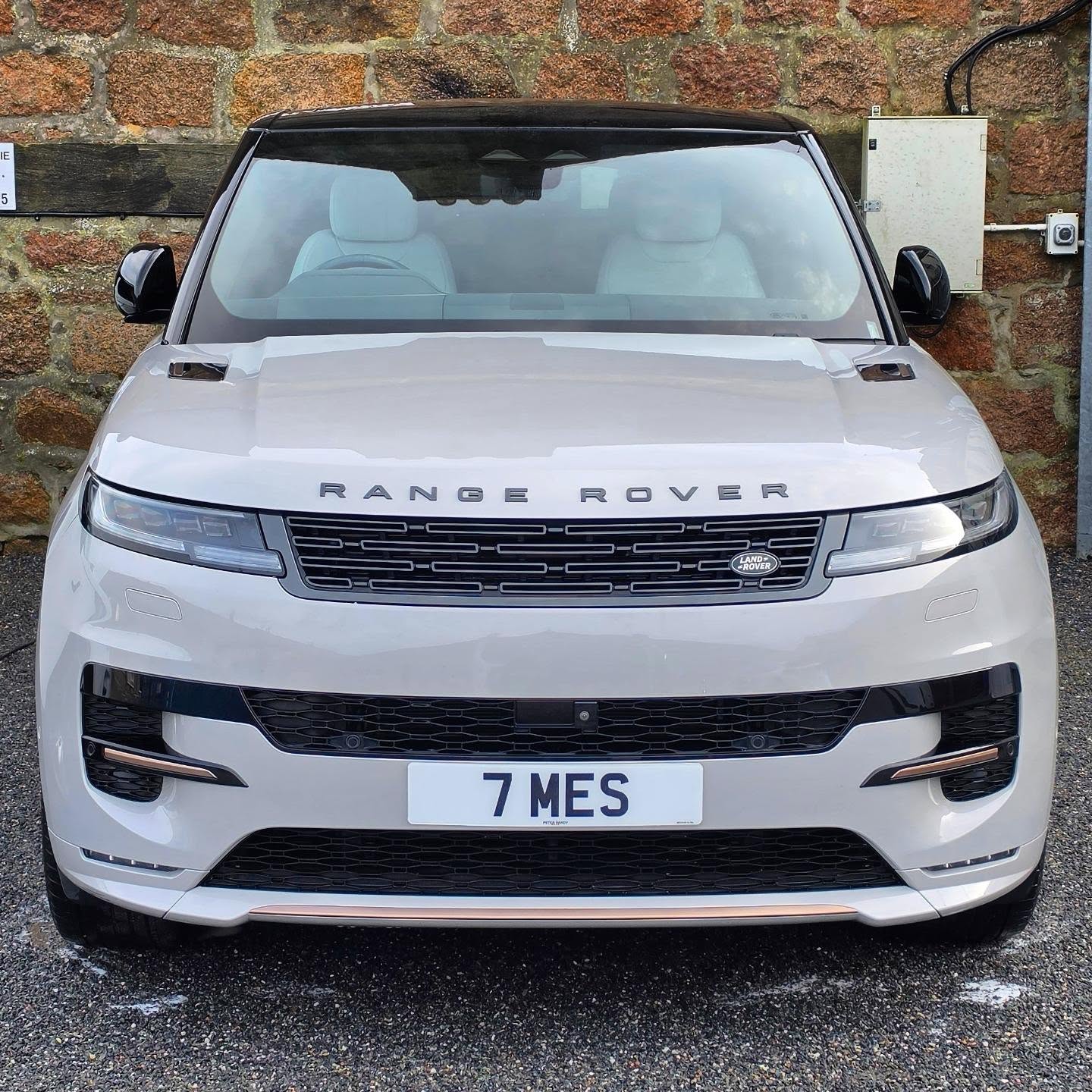 It's a crime for a car like this to be dirty, that's why they called me in. To make it shine!
#rangerover #peterhead #expressvalet #mobilevaleting