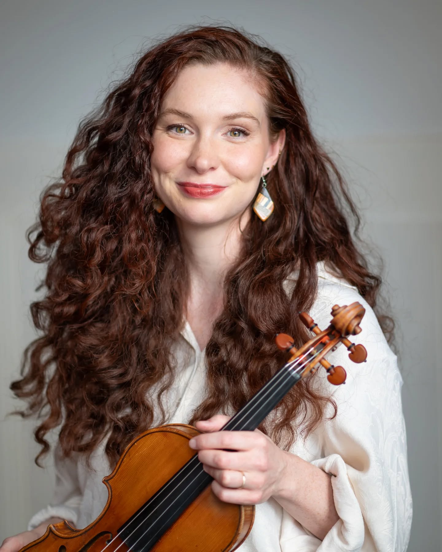 What we listen to when no one’s watching: folk, classical, and the occasional guilty pleasure.
Get to know us through sound.
Agathe Listens, curated by Ella: LINK IN BIO!
❤️🌻🎻