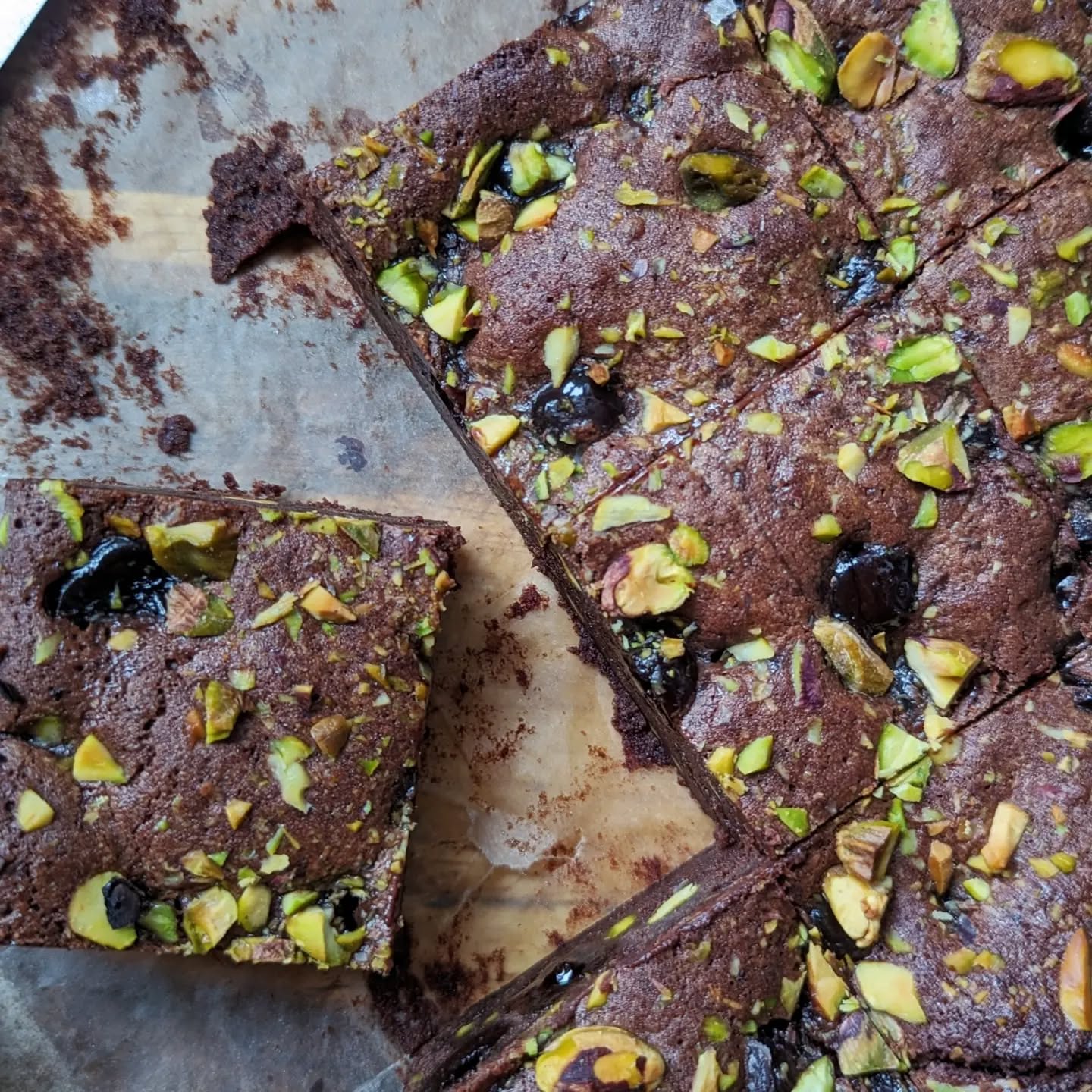 Testing testing... Cherry, Pistachio & Dark Chocolate Brownies, using (only the best) Fabbri Amarena Cherries 🍒 🇮🇹 (if you know you know). Some of the feedback I received from the samples includes: "The best brownie I ever had!!!! 🤯 The cherries 🤌" ... "There's only one brownie left 😭" ... "Did you put marzipan in this? 🤔" Curious to put these up on the website once perfected, but they just might be one of the bougiest brownies you'll try 😅
#prismbakes #brownies #fabbriamarena #harrowbakers