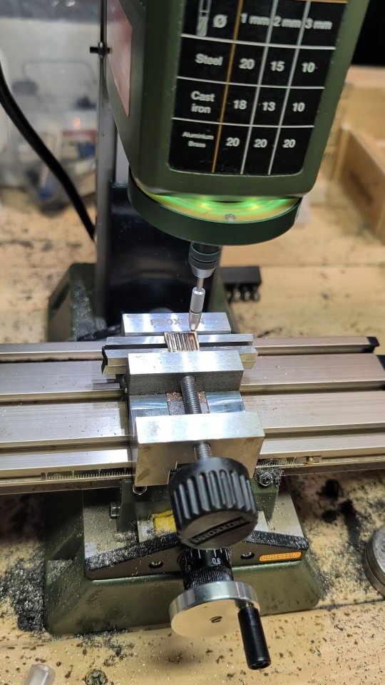 An attempt at a striped finish. Not quite Côtes de Genève, but a fun experiment with the mill and a Cratex stick!
#watchmaking #watchmaker #horology #finishing #proxxon