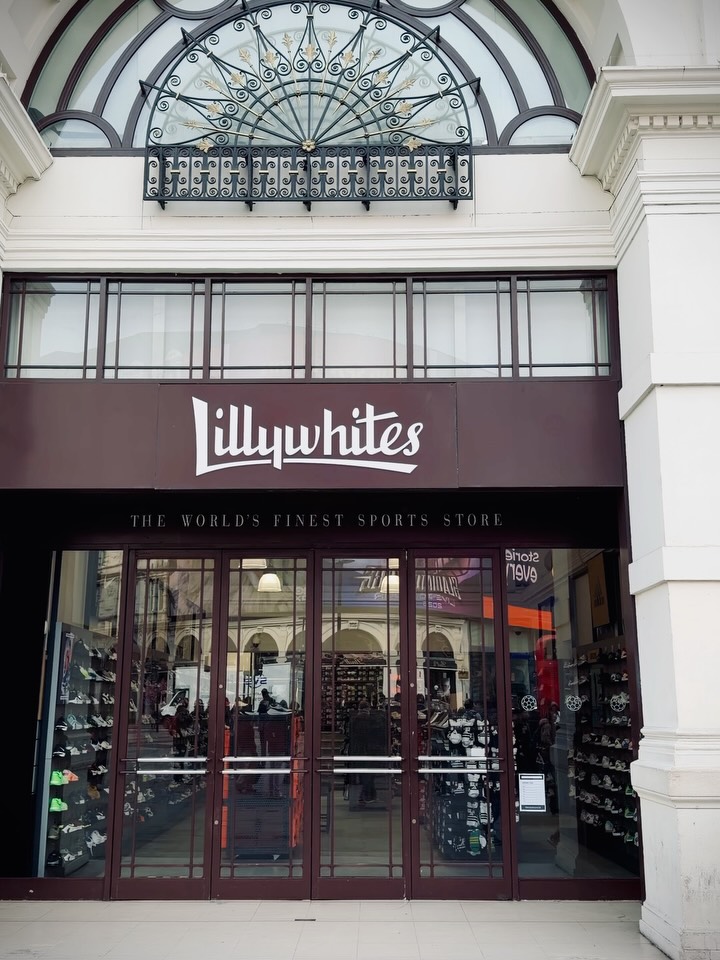 Strange moment yesterday. Used to love coming to @lillywhitesuk as a child on family visits to London. Yesterday I found myself delivering stringing tuition to the @sportsdirectuk staff in association with @wilsonracketsuk at the very same place! Was very well looked after by the team there and a pleasure to prepare them for their new store opening next month. @grsainternational #london #tennis #sportsdirect #racketspec #racketstringing