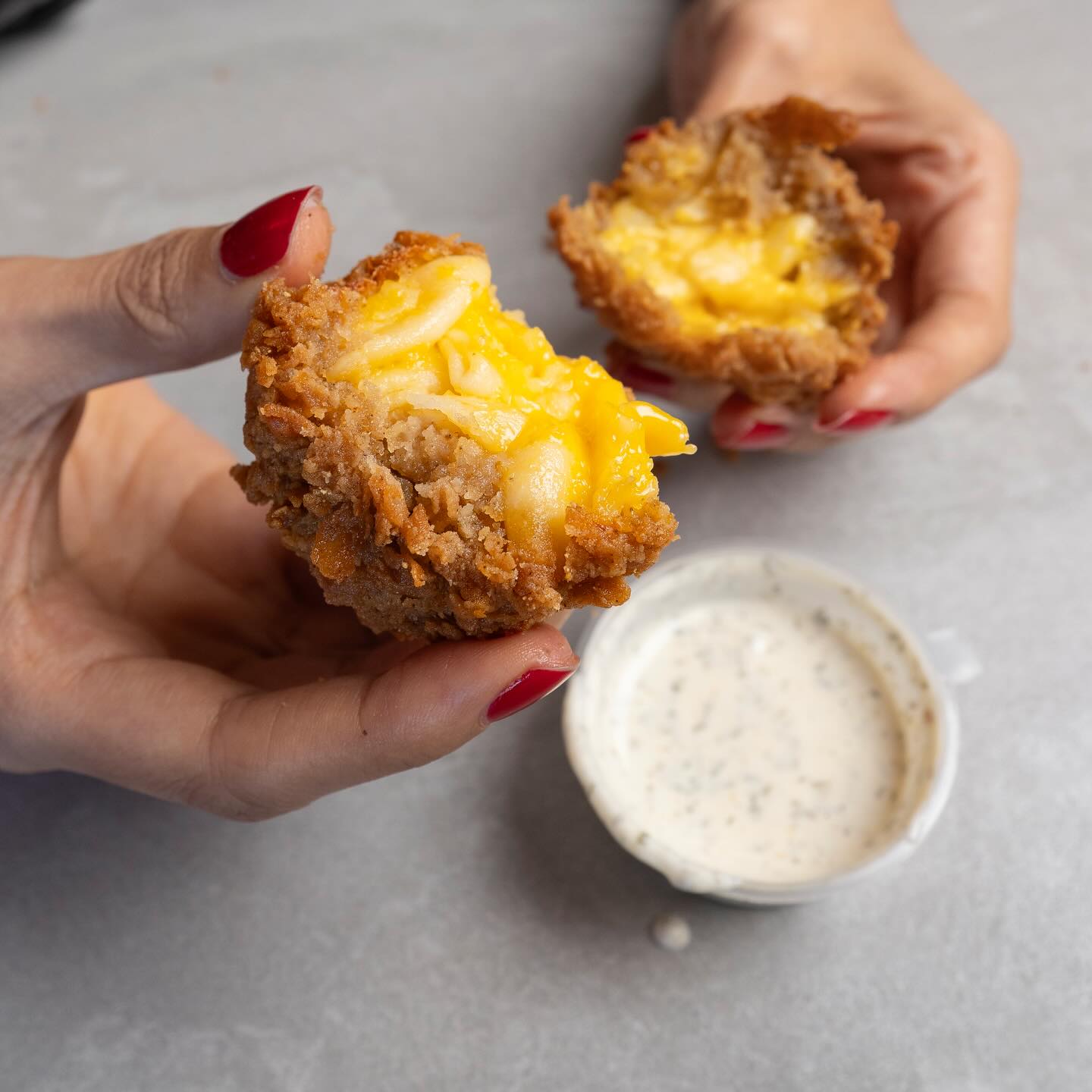 ¿Cómo se comen las Mac & Cheese balls?
PASO 1: Ábrelas apenas lleguen bien calientes.
PASO 2: Échale buca salsa ranch.
PASO 3: Dale un bite pa’que sepas lo que es bueno💥
Disponibles únicamente en nuestra sucursal de Costa del Este, en la plaza del Super 99.
#Doxifícate