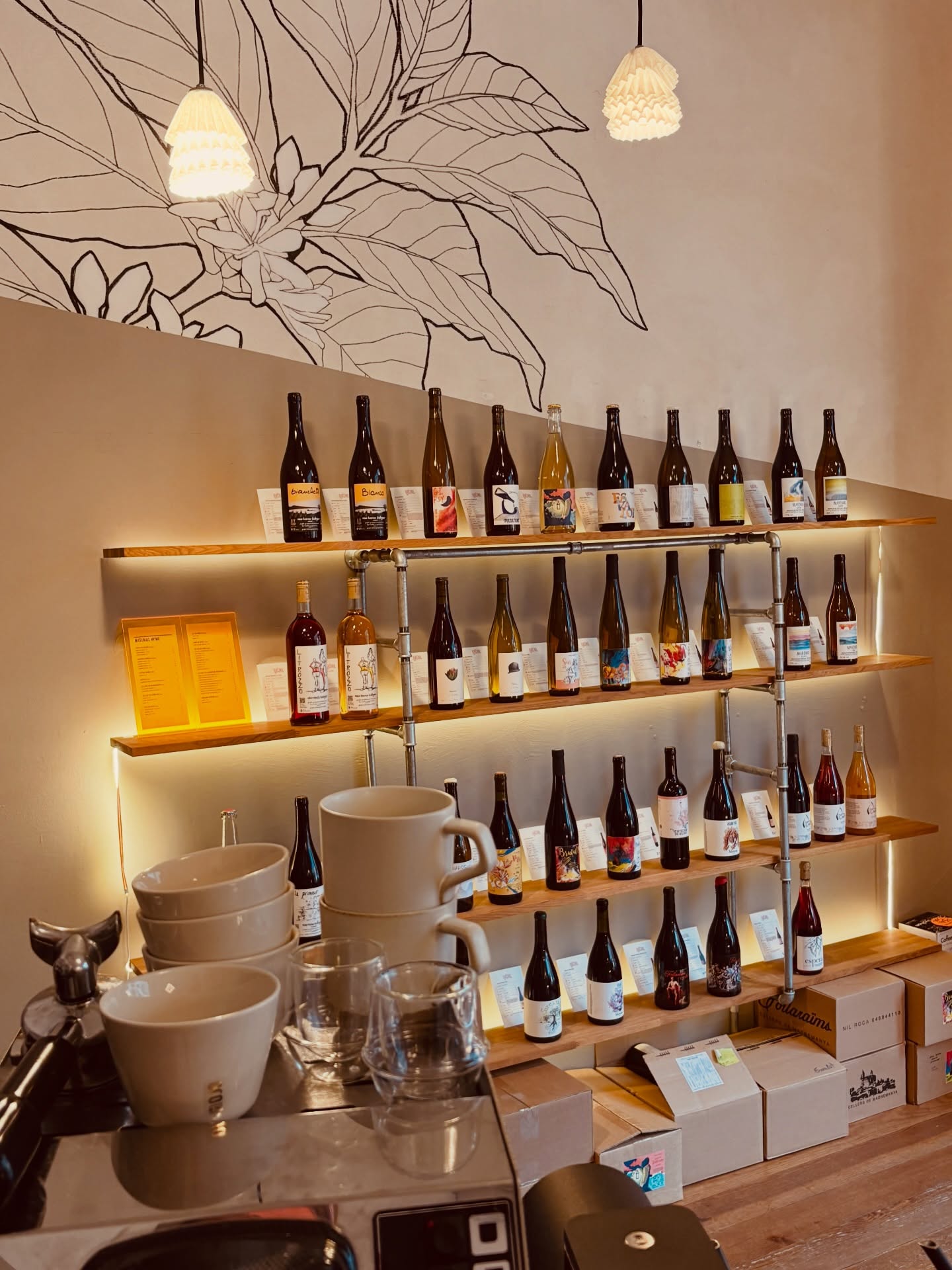 Showroom exceptionally open Thursday, April 2, 13 - 17.00. Get yourself some good natural wine and specialty coffee for the holidays!
We are back on April 10 🧡