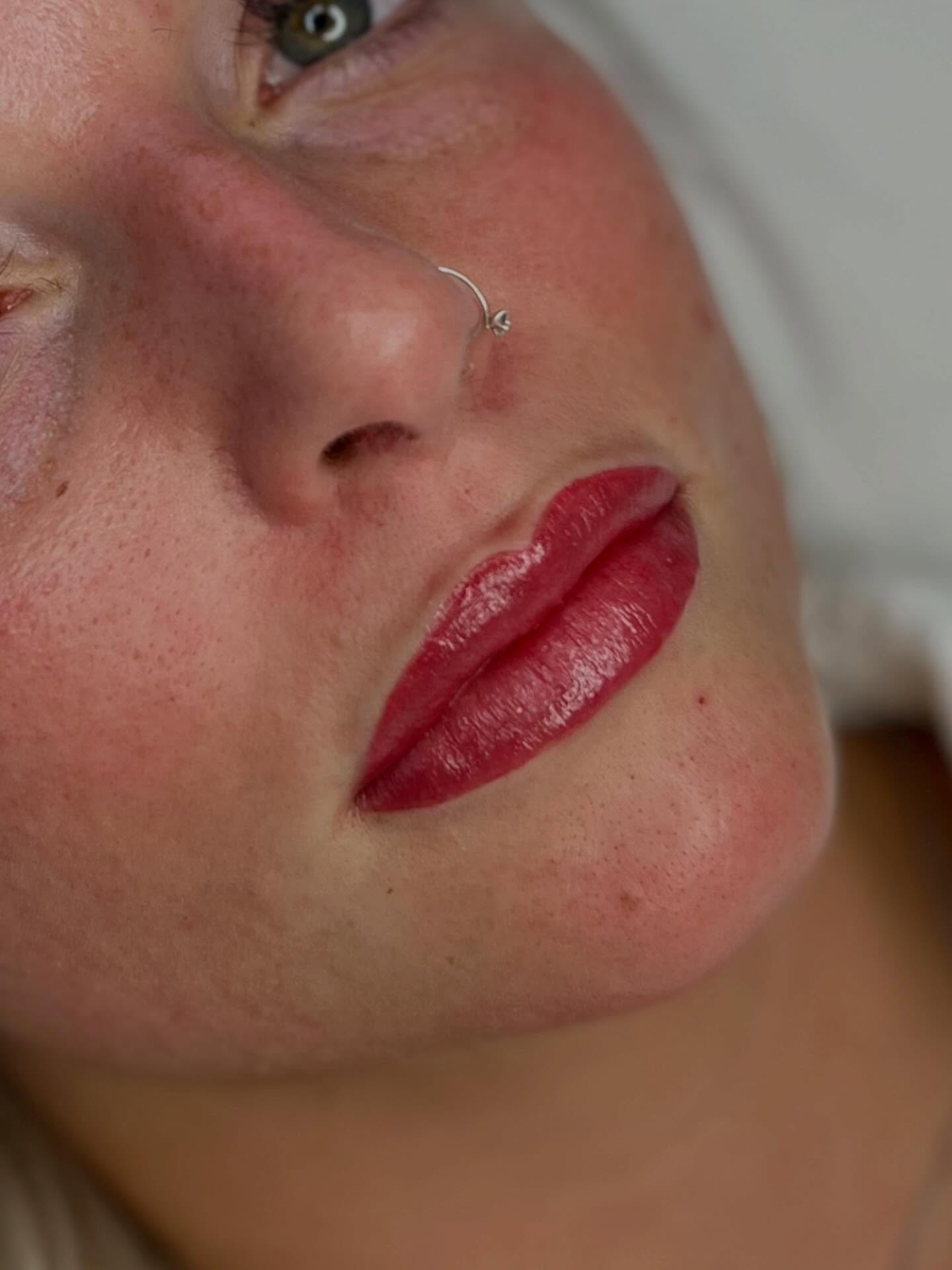 Swipe to see the before >>> lip blush doesn’t heal this bright but wow the definition 🙌🏽