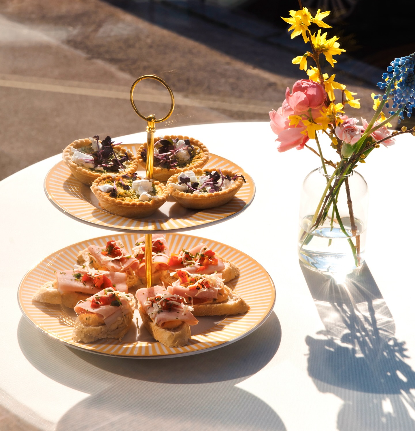 Frohe Ostern 🐣🐰🌸 von eurem Cin Cin Team🥂
Wir freuen uns auf die Frühlingszeit und sind natürlich auch schon bereit die Planungen für eure Frühlingsfeste, Outdoor-Events und anstehenden Veranstaltungen durchzusetzen ✨
📸: @adrian.almasan
#catering #wien #frühlingsfest #eventcatering #firmencatering