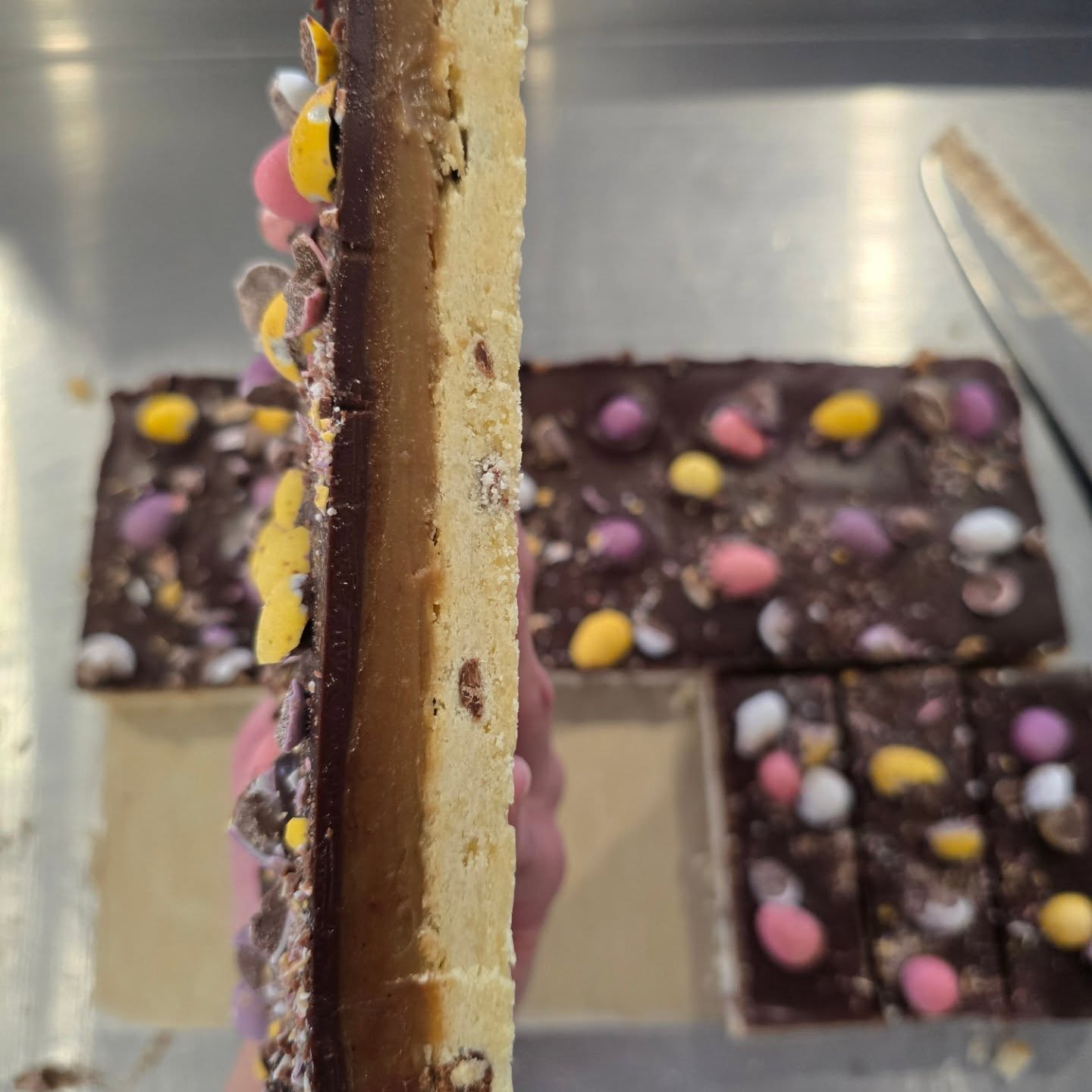 Mini Egg Millionaires
All butter shortbread
Handmade all butter caramel
Proper dark chocolate ganache
Cadbury mini eggs
In the great indies we supply this weekend 🐣 gone after Easter!
#layerd #bakefromscratch #eatgoodcake