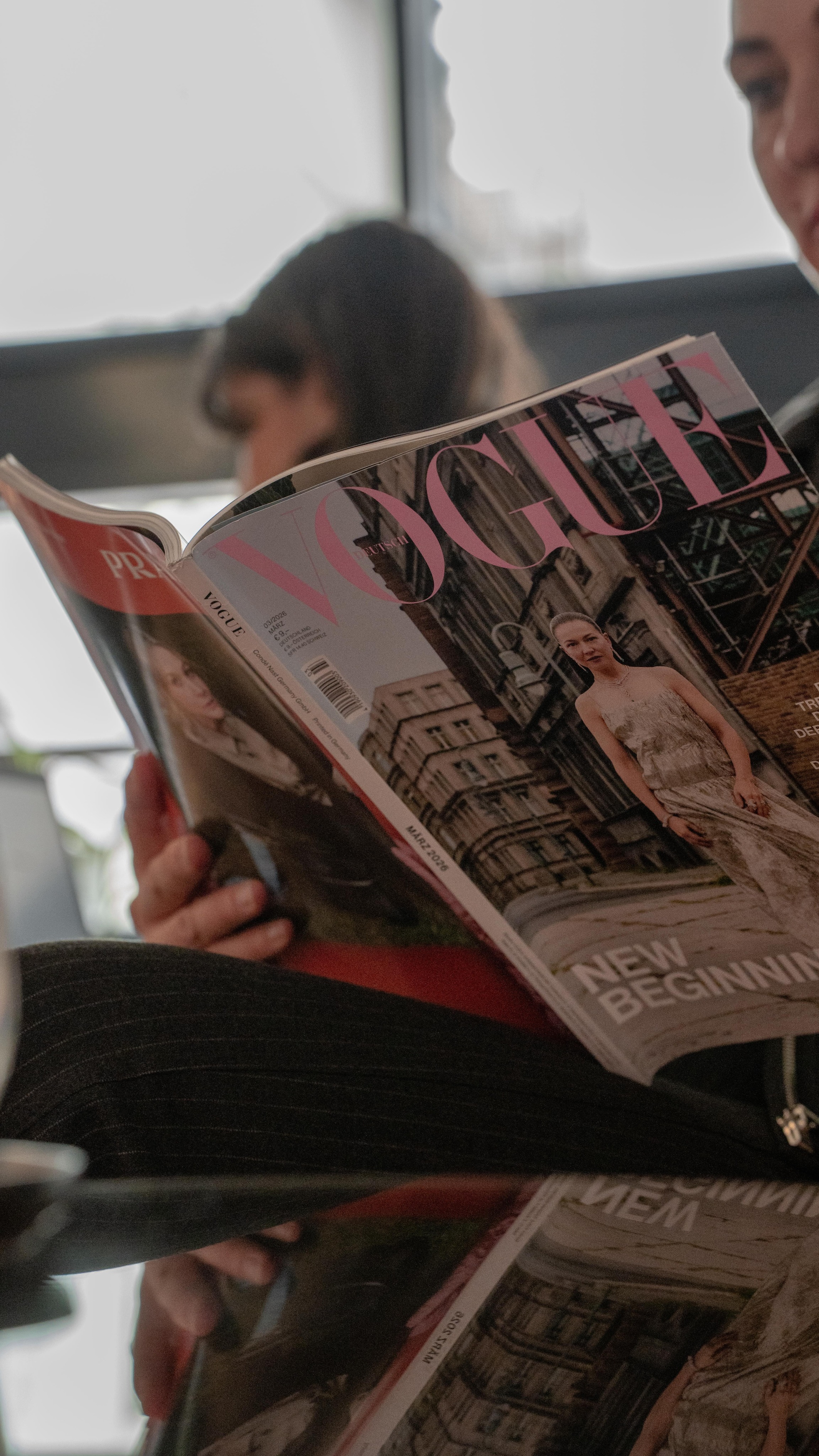 We spend hours reading reviews of hotels or restaurants— so why should we be any less selective when it comes to our own faces?
The consultation is the moment when the chemistry has to be right. It’s the time for you to ask questions, voice your concerns, and share your wishes. An honest doctor takes the time to listen and creates a plan that enhances your natural beauty rather than masking it.
-
Wir verbringen Stunden damit, Rezensionen für Hotels oder Restaurants zu lesen – warum sollten wir bei unserem eigenen Gesicht weniger wählerisch sein?
Die Konsultation ist der Moment, in dem die Chemie stimmen muss. Es ist der Raum für deine Fragen, deine Ängste und deine Wünsche. Ein ehrlicher Arzt nimmt sich Zeit, hört zu und erstellt ein Konzept, das deine natürliche Schönheit unterstreicht, statt sie zu maskieren.
•
#aesthetics #dermedesthetic #medicalaesthetics