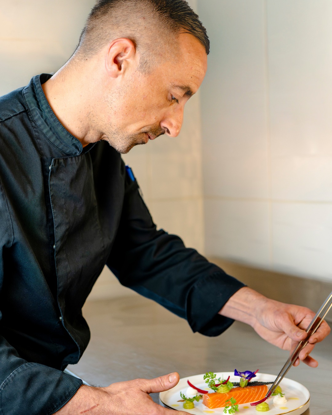 À la fin, chaque assiette révèle le plaisir d’avoir tout savouré.
Ouvert du mercredi au dimanche de 12h00 à 14h, et les mercredis, jeudis, vendredis et samedis soirs de 19h à 22h
📍 5 rue Nostradamus, 13680 Lançon-Provence
📞 07 66 57 67 58
🍽️ Réservez votre table via le lien dans la bio