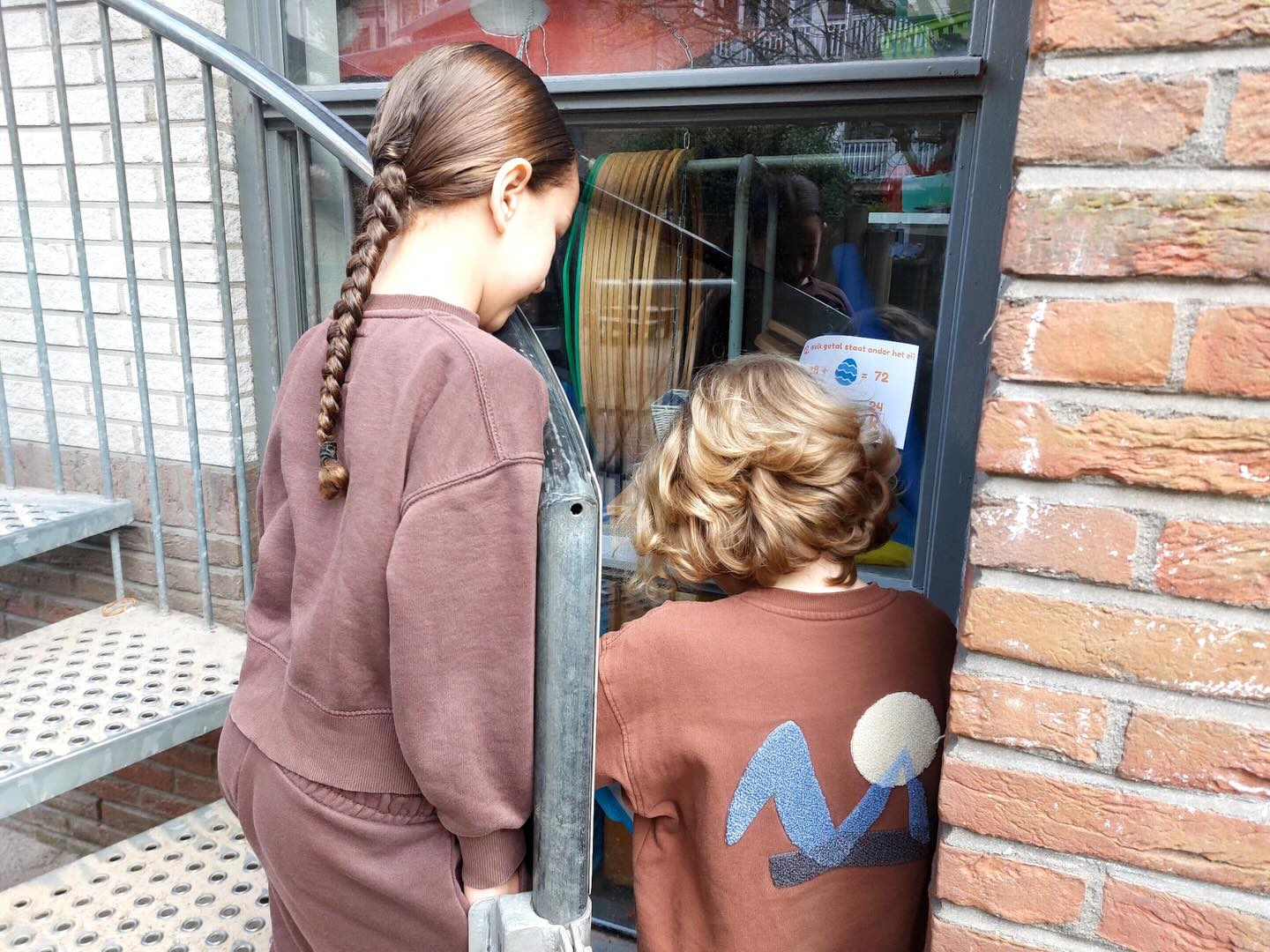 Het rekenloopspel in groep 3. Verzamel letters door de vragen goed te beantwoorden en vorm daar een zin mee. ☀️ #bewegendleren #aldoende #amsterdam