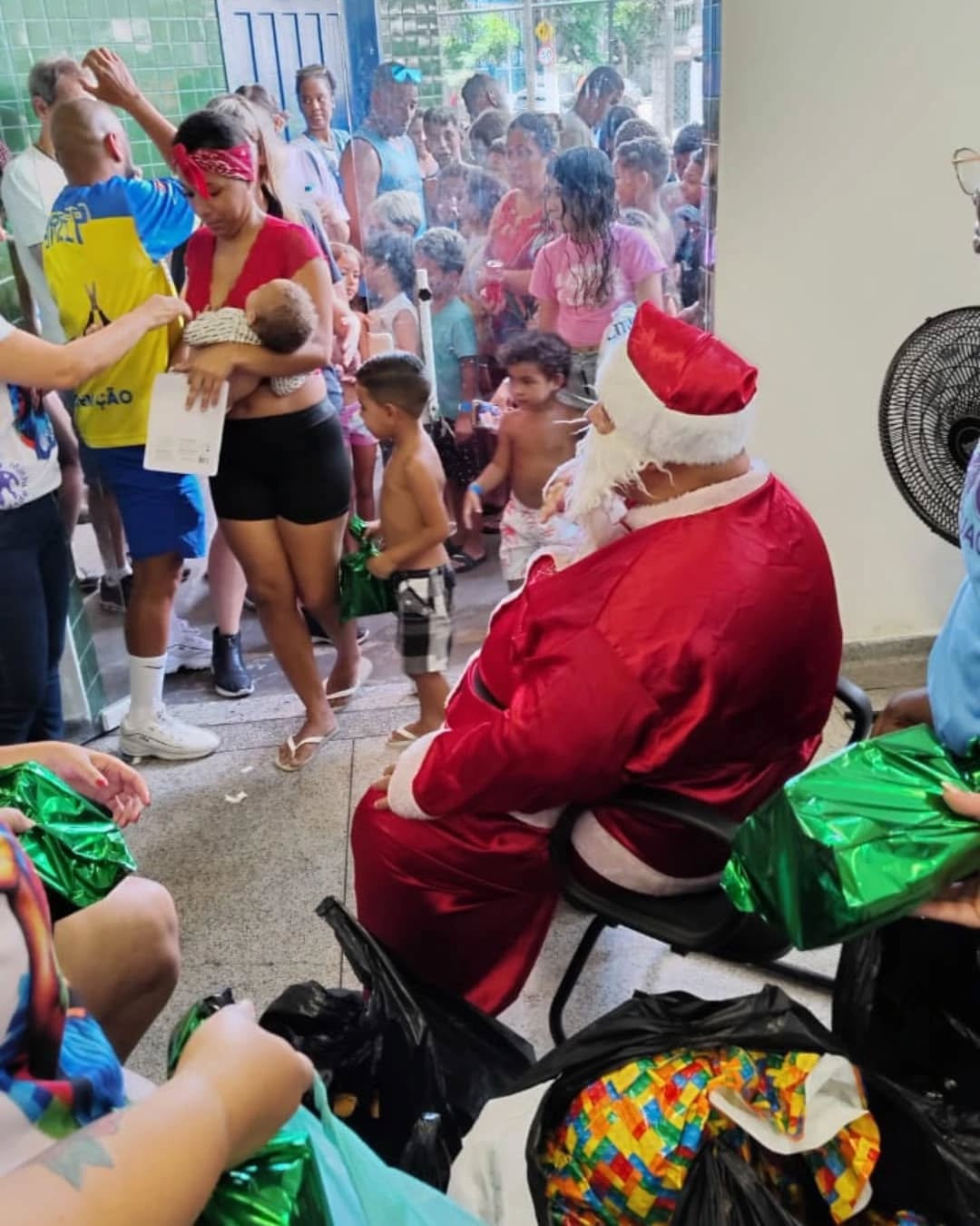 Missão cumprida.
Fechamos o ano de 2024 com chave de ouro.
A Loja Cidade de Santos, juntamente com outras Lojas, além da importante parceria com a UACEP, realizaram uma grande festa de Natal, na Vila Criativa, em Santos, neste domingo, dia 15 de dezembro.
Presença do Papai Noel com distribuição de brinquedos, dj, ação social com corte de cabelo, manicure, sobrancelhas, oficinas e apresentações de dança e banda da UACEP.
Parabéns a todos os envolvidos, principalmente aos que fizeram o evento acontecer, através do trabalho voluntário, que tornaram esse dia possível.
Cumprimos nosso dever de construtores sociais e fizemos o dia dessas pessoas atendidas um pouco melhor.
Agradecemos a parceria, com o objetivo alcançado mais um ano. É gratificante ver a alegria no rosto de quem recebe este singelo gesto. Que 2025 estejamos cada vez mais juntos e fortes.