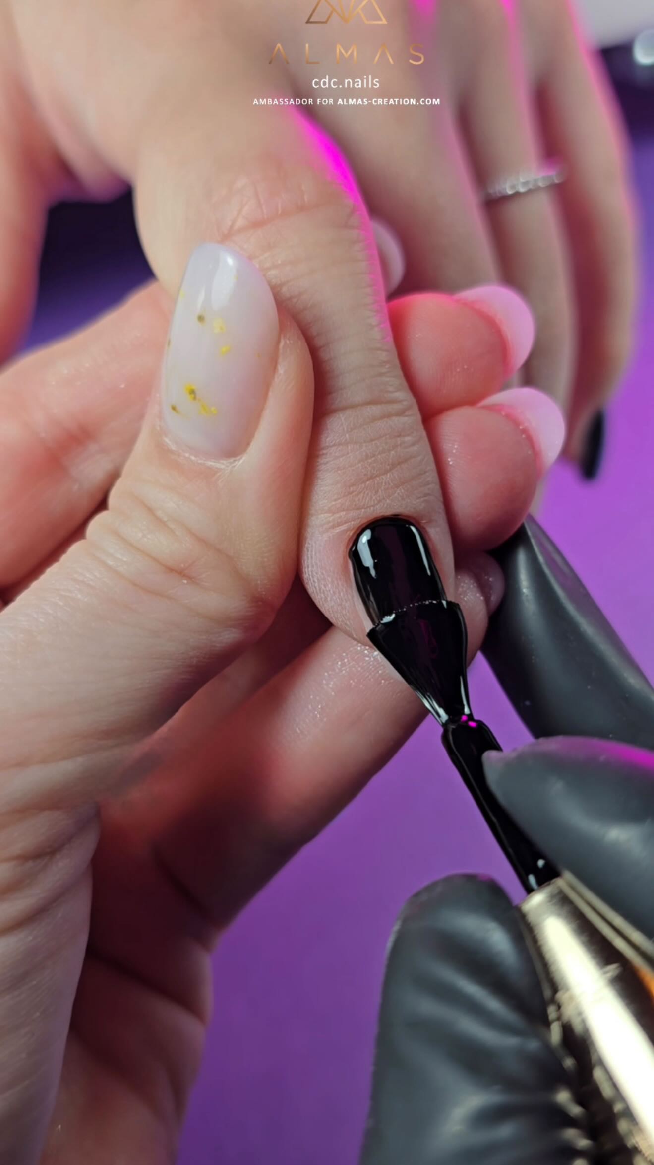 Connaissez-vous nos deux vernis X-treme, sans résidu, avec leur haute pigmentation et opacité? Déclinés en noir ou blanc, ils deviendront vite vos in-dis-pens-sa-bles ! 🖤🤍
Carolane vous le prouve en image avec le X-treme Black, qu’elle applique en une seule couche avant d’utiliser notre pigment Frozen pour un rendu de toute beauté! ✨
#blacknailpolish #blacknails #pigmentnails #chromenails #nailschrome