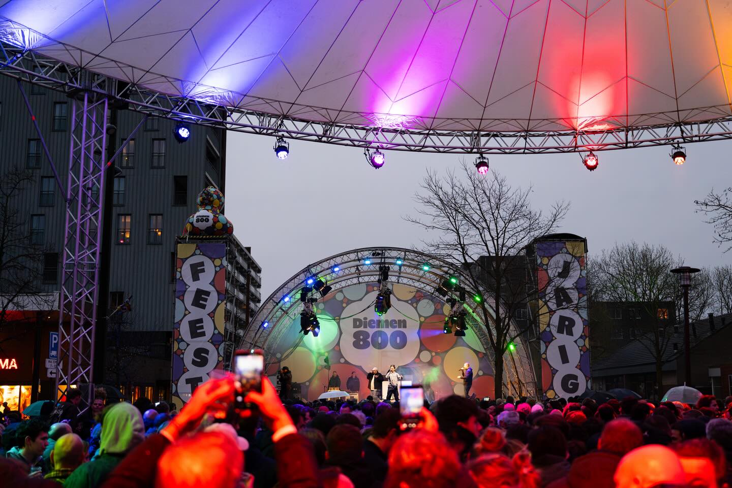 I was stoked to produce the opening party for the half-year celebrations around Diemen’s 800th birthday.
Over 10,000 Diemenaars showed up, and the street was packed by the time the mayor took the stage.
Got something to celebrate? Let’s talk!
Thanks to Shane Hattum for the great photos.