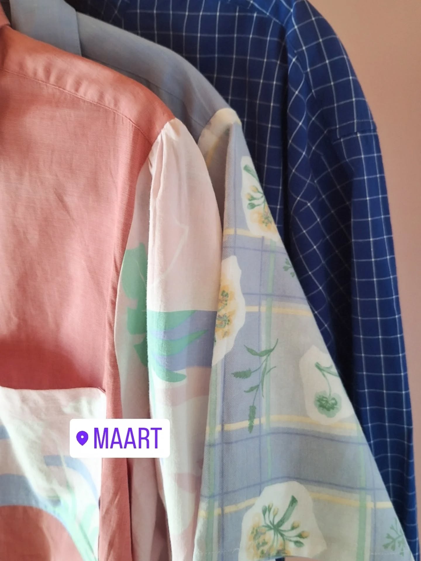 Maart 💭
Toegegeven, ik ben mezelf wat tegengekomen begin deze maand. Wat tijd genomen, gezocht naar rust in de chaos van mijn hoofd.
Gelukkig kwam die afleiding er deze maand in de vorm van heel veel naaien 💚🪡. Echt waar, da's dus de beste therapie hé volgens de wetenschap *
Een heer-lijk naaiweekend met kaakpijn van het lachen met een bende rustig wilde naaisters (iykyk) en een resem Bridgerton reels in de Whatsappgroep achteraf. Een VerNAAIdagfeestje mèt hoedjes waar ik ook nog eens nieuwe schone mensen mocht leren kennen 🫶🏼. Maar ook eigen projectjes en projectjes voor de mensen rond mij ❤️.
En maart gaf me ook een nieuwe rol 😭😭😭. So proud.
Intussen is maart ook meer licht, meer dag, meer helderheid. En hopelijk ook snel meer helderheid in mijn hoofd. KOMT GOE.
PS. Swipe tot het einde voor een top tip om uw huisgenote(n) (wie dat ook moge zijn) subtiel te laten weten dat ze moeten opruimen.
See you in april ✌🏼
(* die wetenschap = de sewing community 🤭)