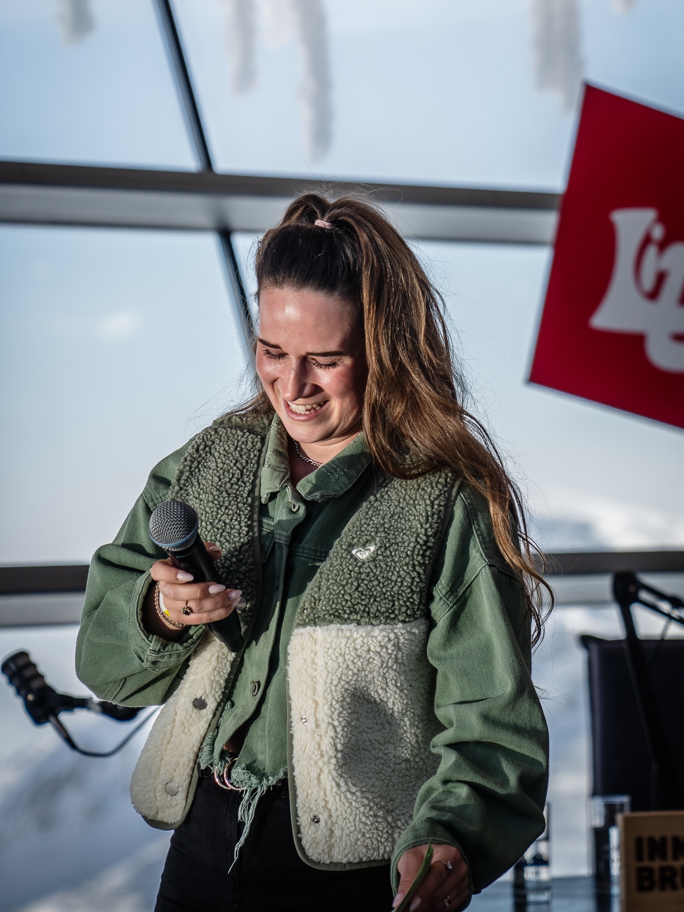 thanks for having me @podcastamberg 🏔️🎤
Kann mich mal jemand kneifen? 🤏🏻 Wie schön war das einfach gestern?! Was für ein Privileg, dass wir hier in Tirol wohnen dürfen und was für eine Ehre, dass ich auf 2.340m das machen darf, was ich am liebsten tu: gute Laune verbreiten 🥹✨
Es war mir ein Volksfest!
📸 @lukas.anzinger
#podcast #podcastamberg #tirol #moderation #moderatorin