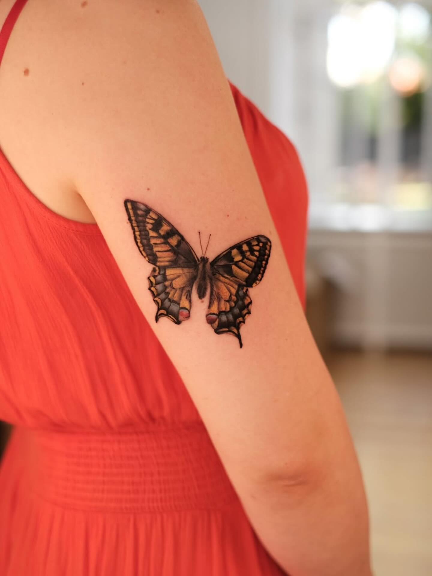 A beautiful and sentimental piece made by @thestoryteller.ttt
May booking is now open!
#copenhagentattoo #butterflytattoo #hannahmontana #københavntatovør