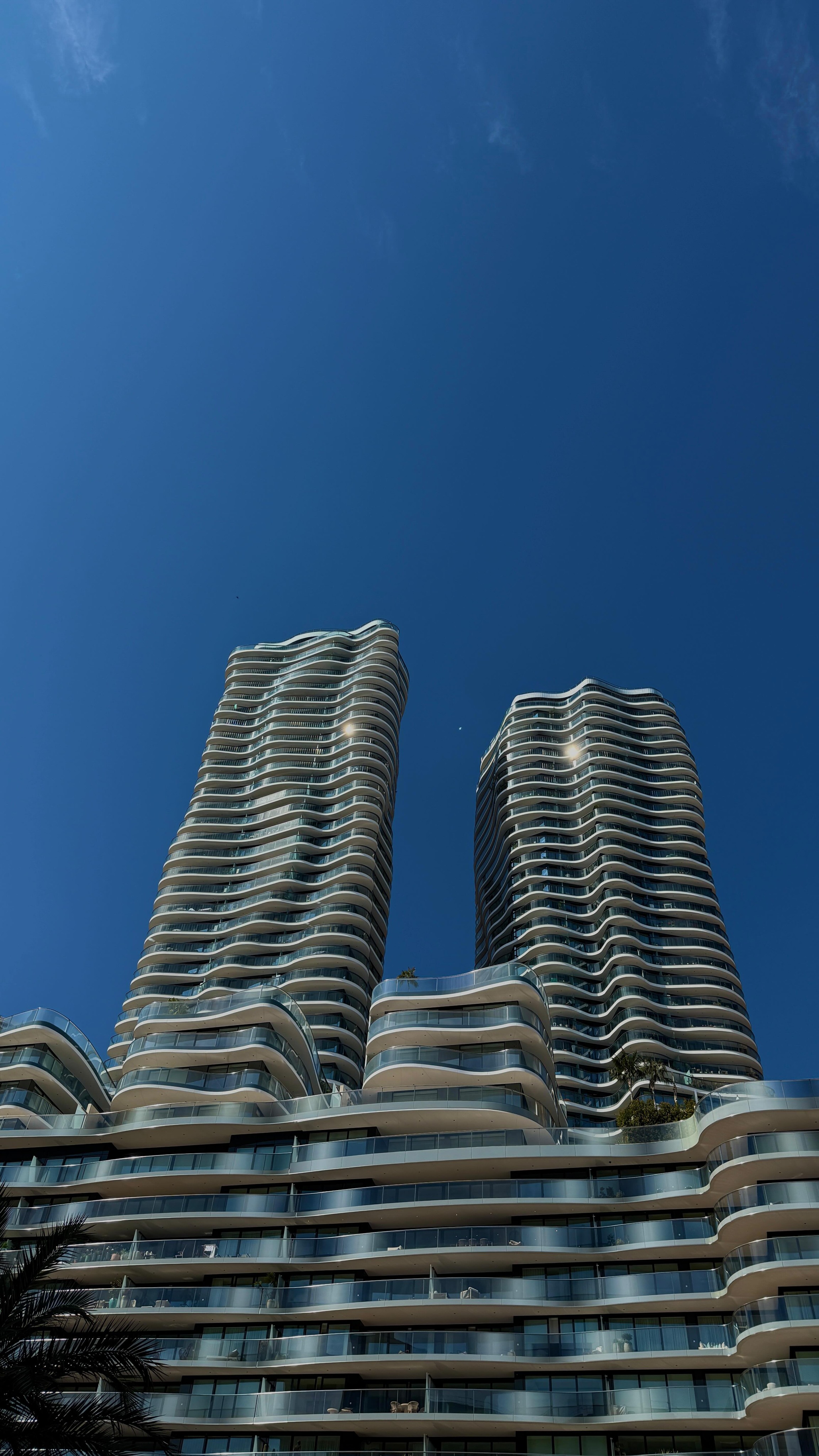 Lip Flip ♥️ so funktioniert’s 💉
Beim Lip Flip wird der obere Anteil des Musculus orbicularis oris gezielt mit Botulinum entspannt genau am Übergang zum Lippenrand.
➡️ Ergebnis… Die Lippe „rollt“ sich leicht nach außen und wirkt voller, ohne Volumen zu injizieren.
Ja, die Muskulatur wird minimal beeinflusst,
aber bei präziser, niedriger Dosierung bleibt die Funktion erhalten.
Strohhalm trinken und Lipflip? Funktioniert😉
#lipflip #beautydoctor #düsseldorf #ludewig #lippenunterspritzungdüsseldorf