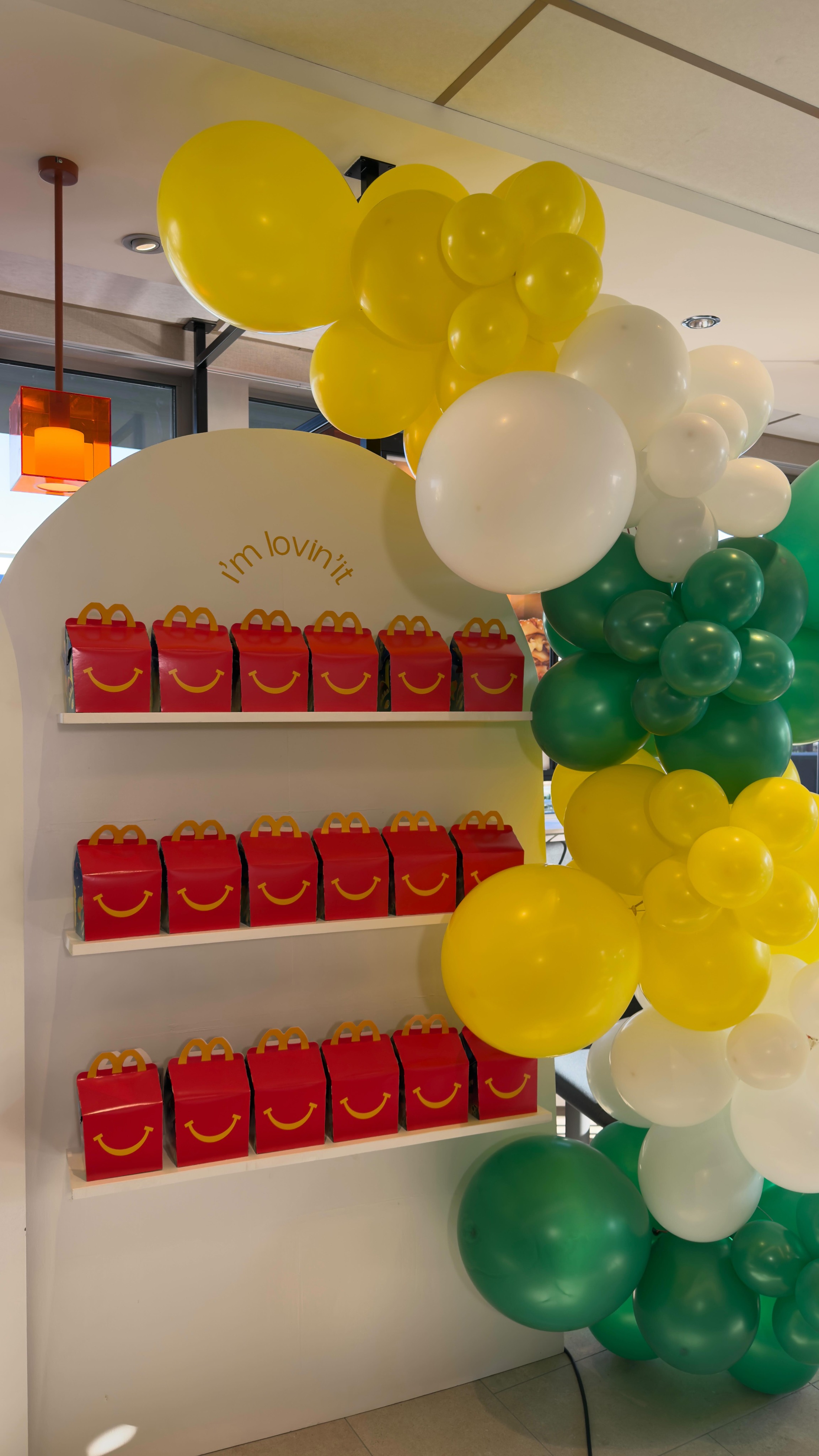 Une réouverture, c’est plus qu’un moment ✨
C’est une première impression. Une énergie. Une ambiance à recréer.
Pour célébrer celle de McDonald’s, chaque détail a été pensé pour marquer les esprits :
📸 un photobooth pour capturer les souvenirs,
🎁 des goodies pour prolonger l’expérience,
✨ et une atmosphère à la hauteur de ce nouveau lieu.
Merci à Sylvie et Olivier pour leur confiance 🤍
Organisation, coordination & scénographie : @bakarraevenements
Traiteur : @laplacemontech
DJ : @bizbee_music
Cadeaux invités : @komodonumerique
____
BAKARRA ÉVÈNEMENTS
Créer du lien. Donner du sens. Marquer les moments.
📍 Basée à Montauban
🖥️ bakarra-evenements.fr
#bakarraevenements #inauguration #brandingexpert #mcdonalds #retail