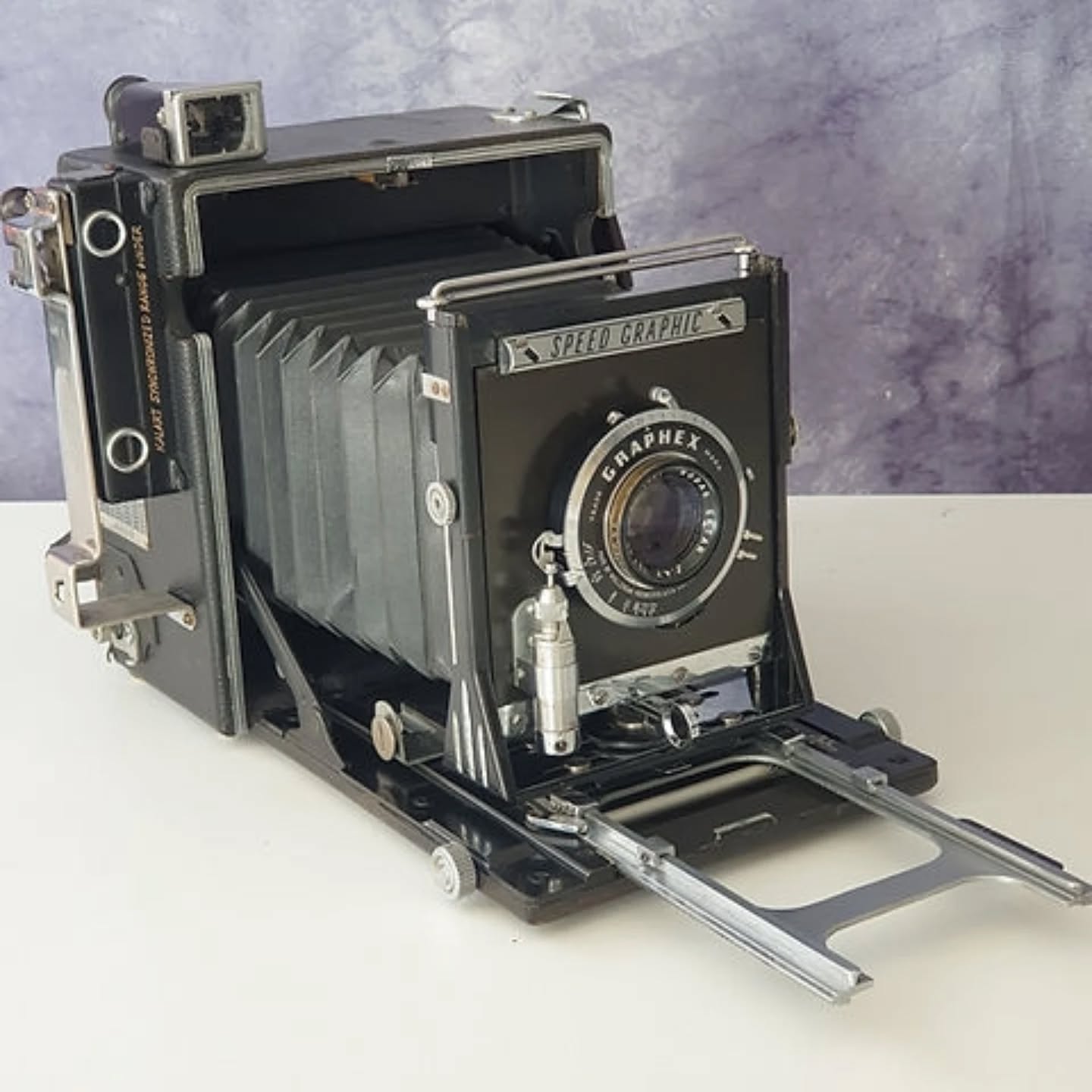 Not strictly a roll film camera, but still a joy to service.
Graflex Speed Graphic Anniversary, circa 1940.
Now in great condition (except the range finder).
For sale in our shop.
Link in bio ☝️
#filmnotdead #graflex #graflex4x5 #largeformatcamera